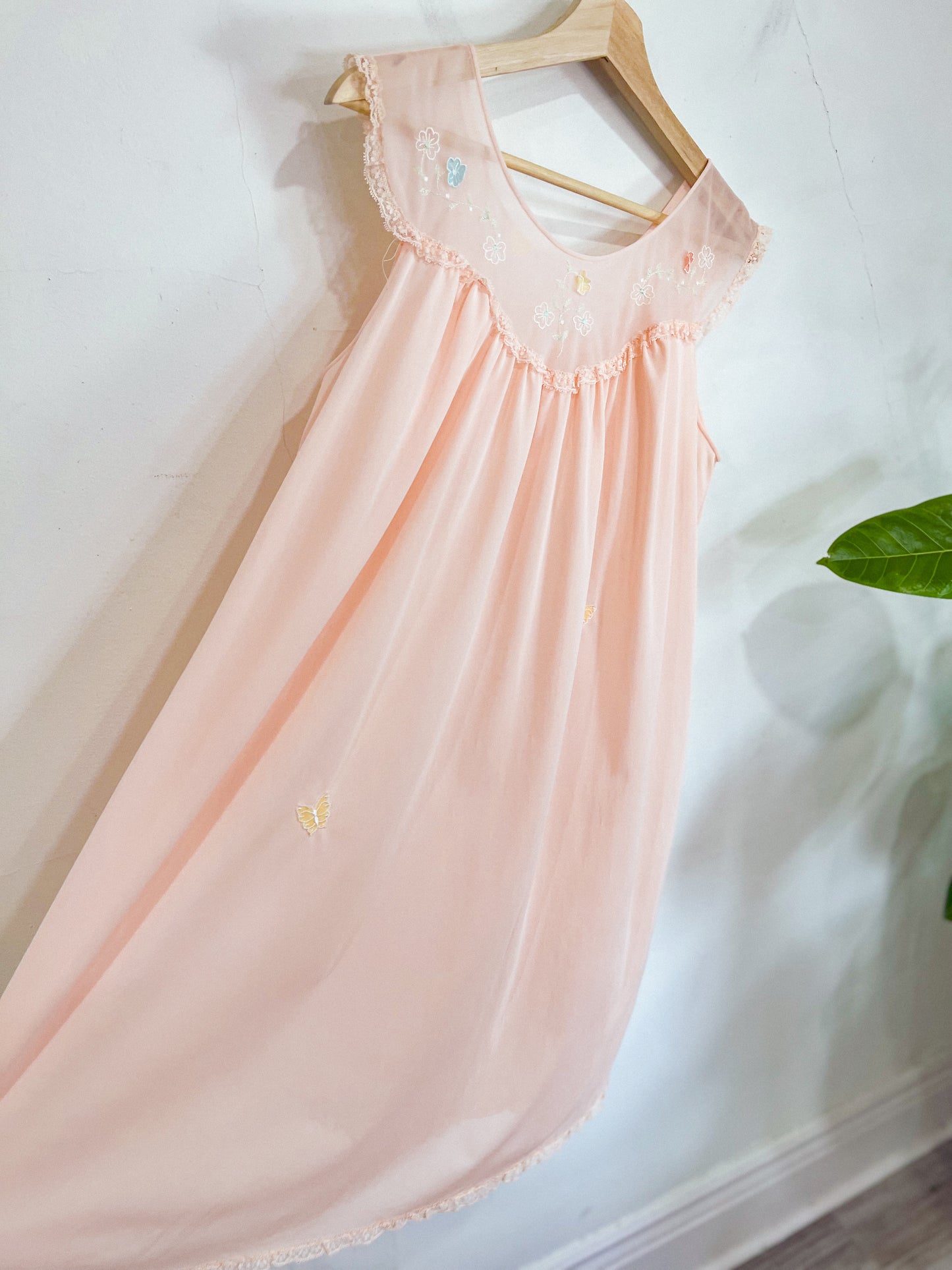 Vintage Pink Nightgown with Floral Embroidery (Size L)