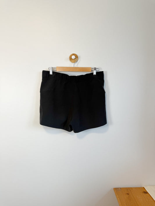 Lululemon "On The Fly Short in Black" (Size 10)
