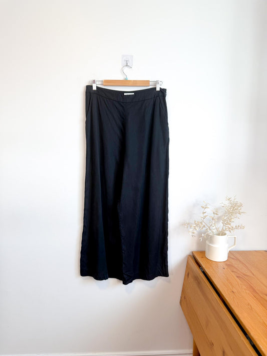 VETTA Sustainable Wide Leg Cropped Trousers in Black (Size 12)