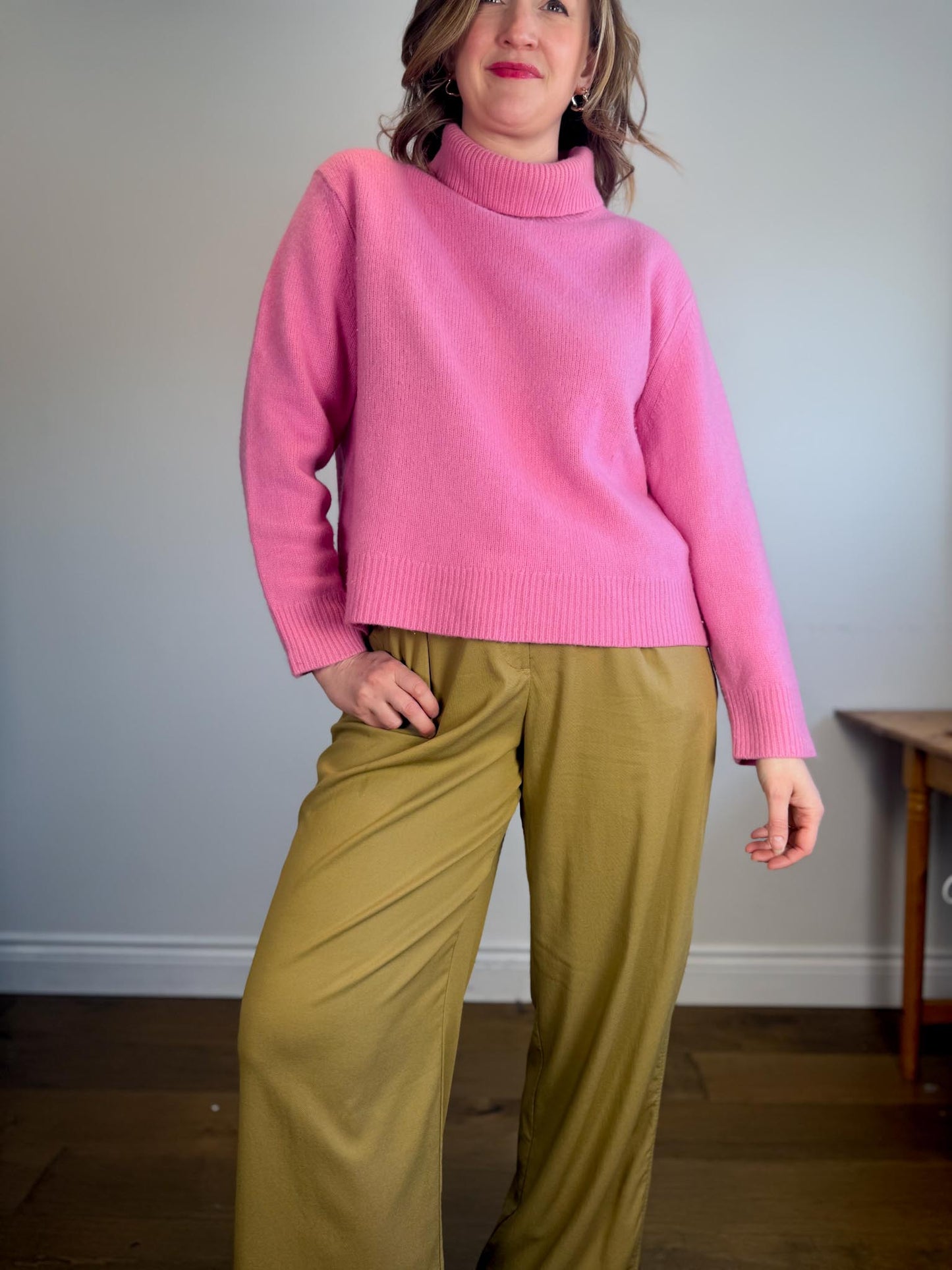Wilfred Cashmere Turtleneck Sweater in Bubblegum Pink (Size L)