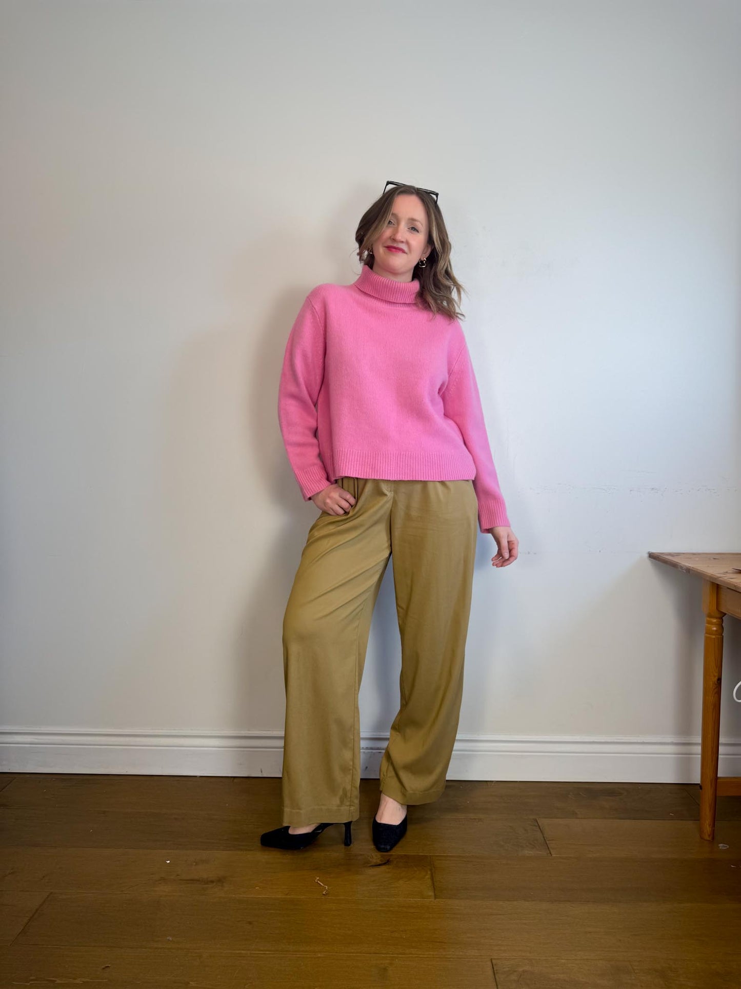 Wilfred Cashmere Turtleneck Sweater in Bubblegum Pink (Size L)