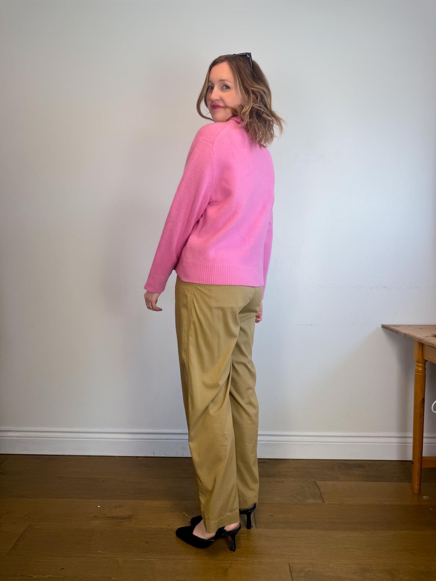 Wilfred Cashmere Turtleneck Sweater in Bubblegum Pink (Size L)