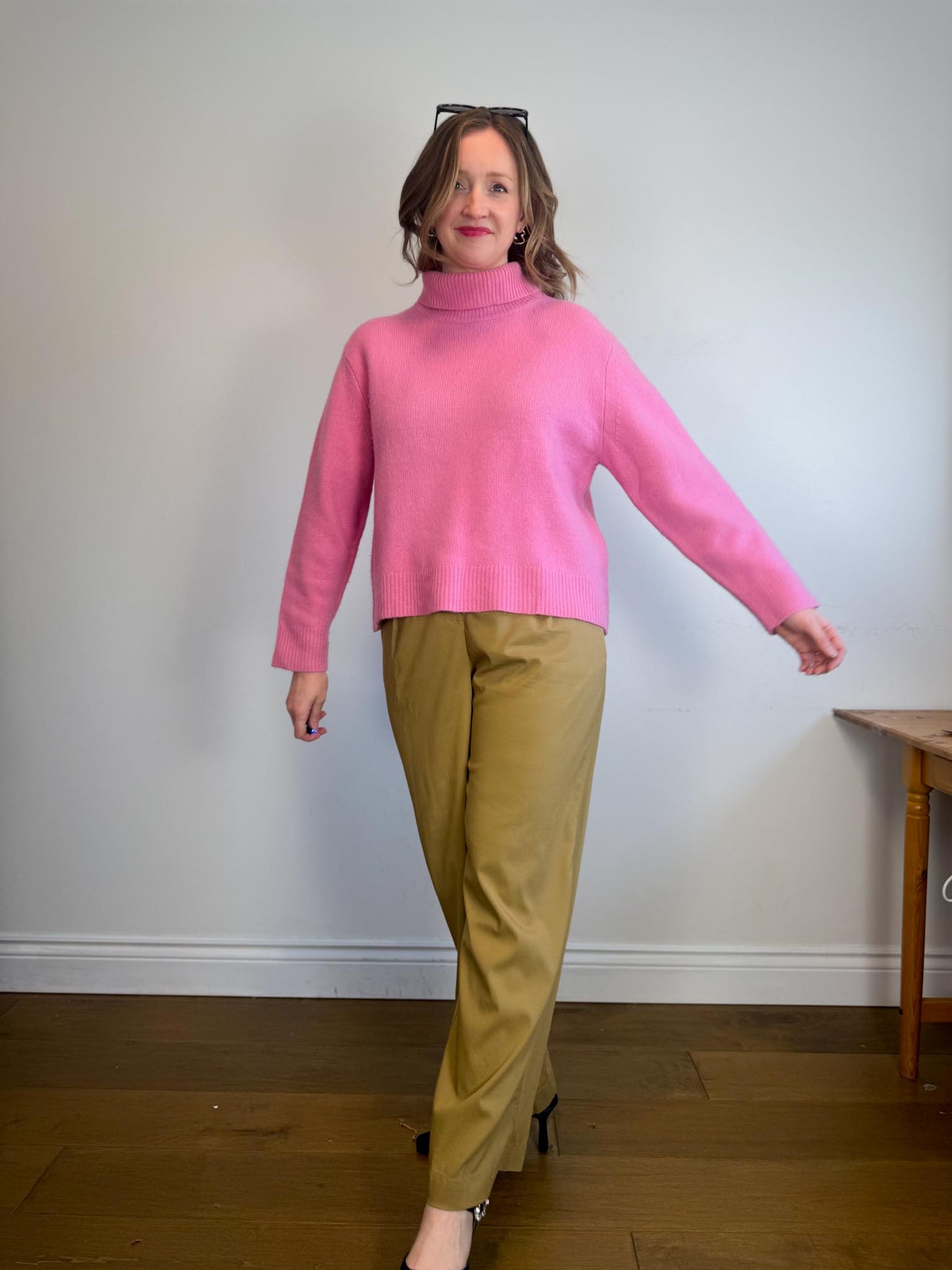 Wilfred Cashmere Turtleneck Sweater in Bubblegum Pink (Size L)
