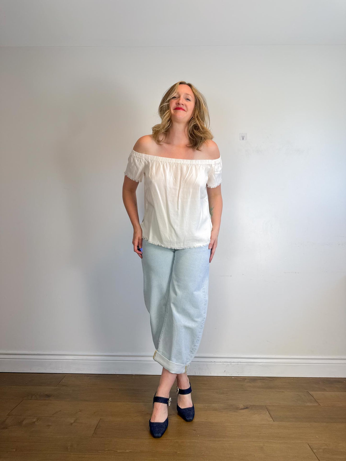 FRAME "The Bubble High Rise Curved Legs in Light Wash" NWT (Size