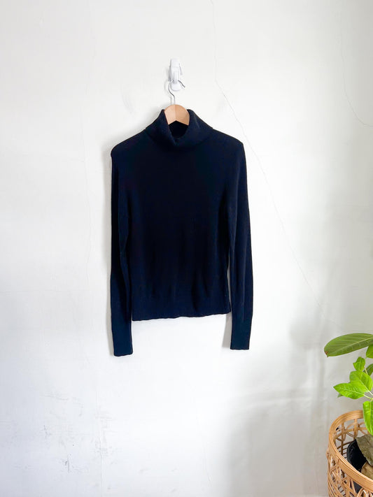 Banana Republic "Featherweight Cashmere Turtleneck Sweater in Black" (Size M)