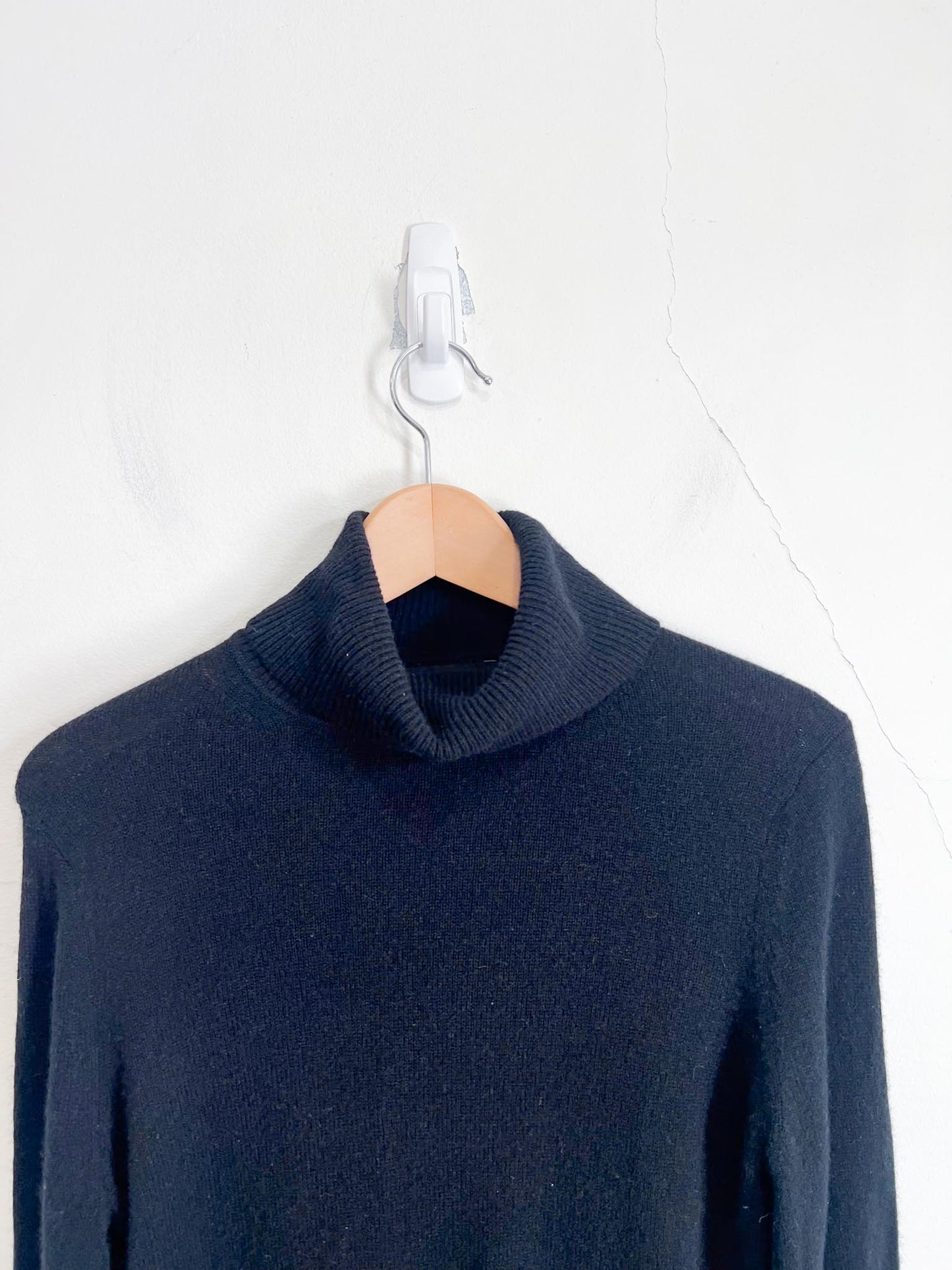 Banana Republic "Featherweight Cashmere Turtleneck Sweater in Black" (Size M)