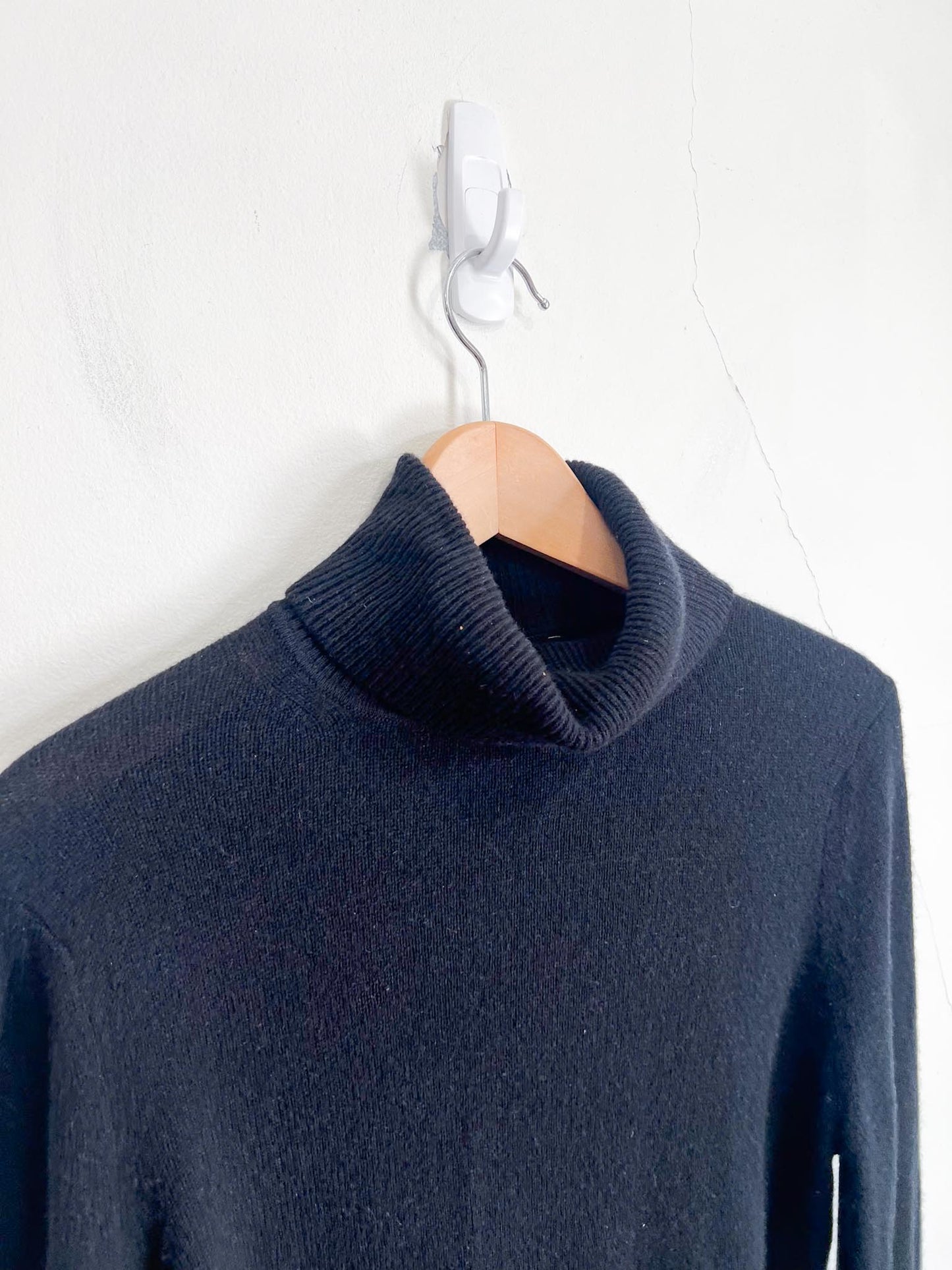 Banana Republic "Featherweight Cashmere Turtleneck Sweater in Black" (Size M)