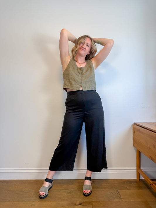 VETTA Sustainable Wide Leg Cropped Trousers in Black (Size 12)