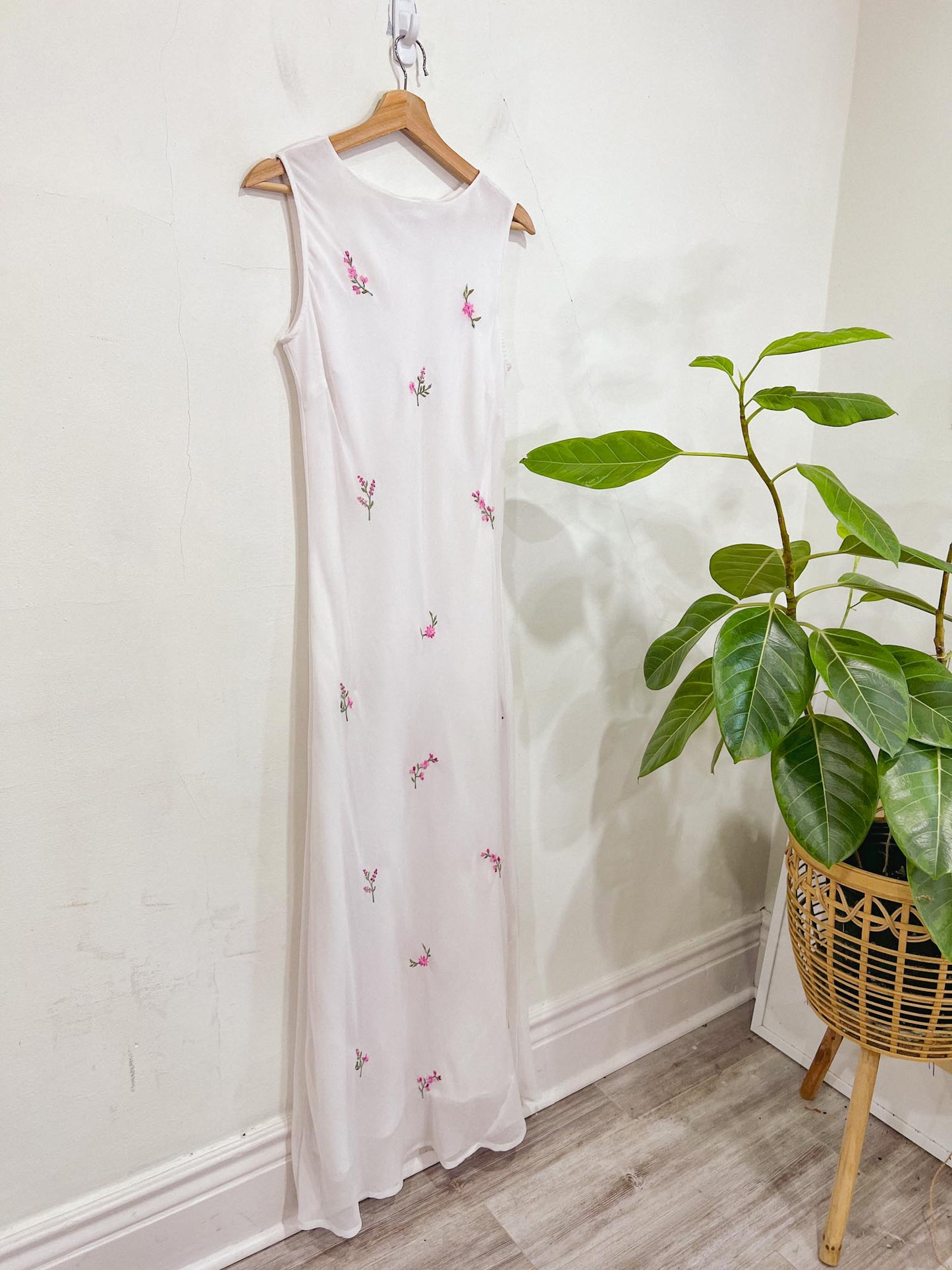 Vintage Floral Embroidered Maxi Dress in White (Size L)