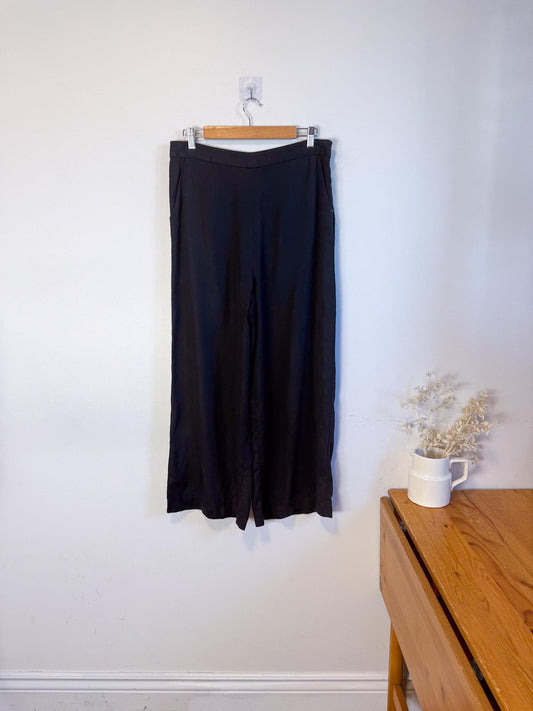 VETTA Sustainable Wide Leg Cropped Trousers in Black (Size 12)