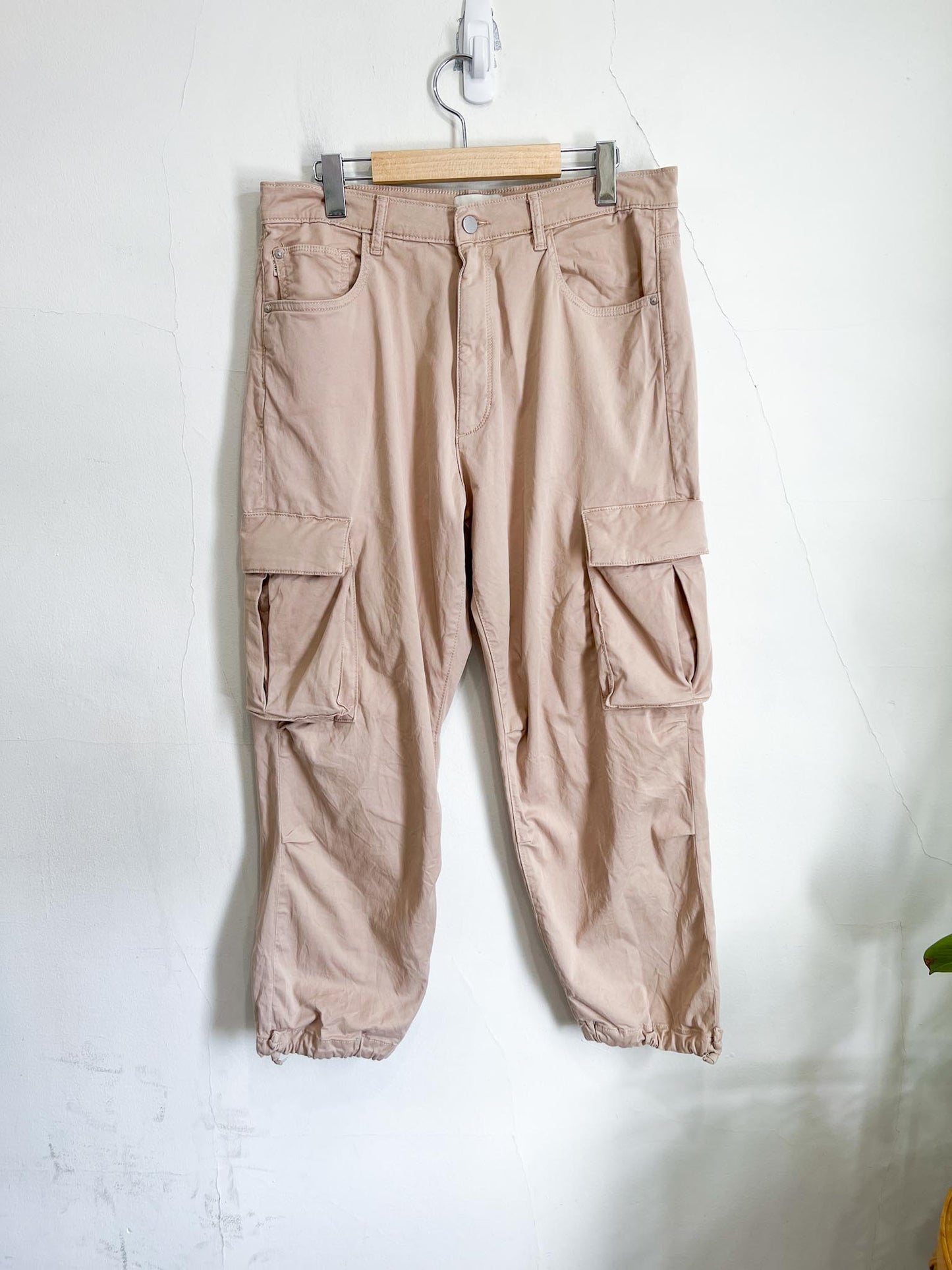 DL1961 "Gwen Cargo Pant in Soft Beige" (Size 29)