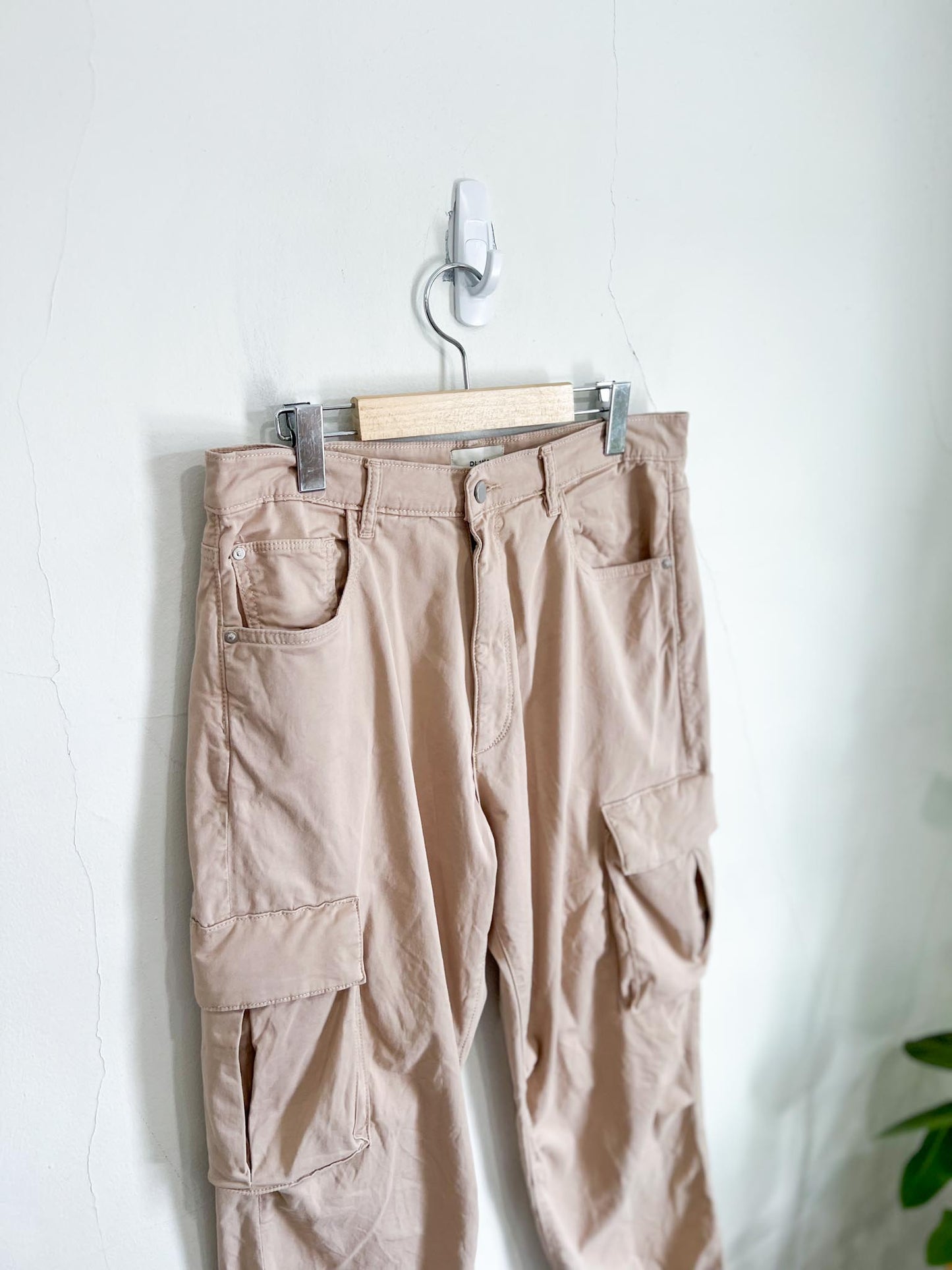 DL1961 "Gwen Cargo Pant in Soft Beige" (Size 29)