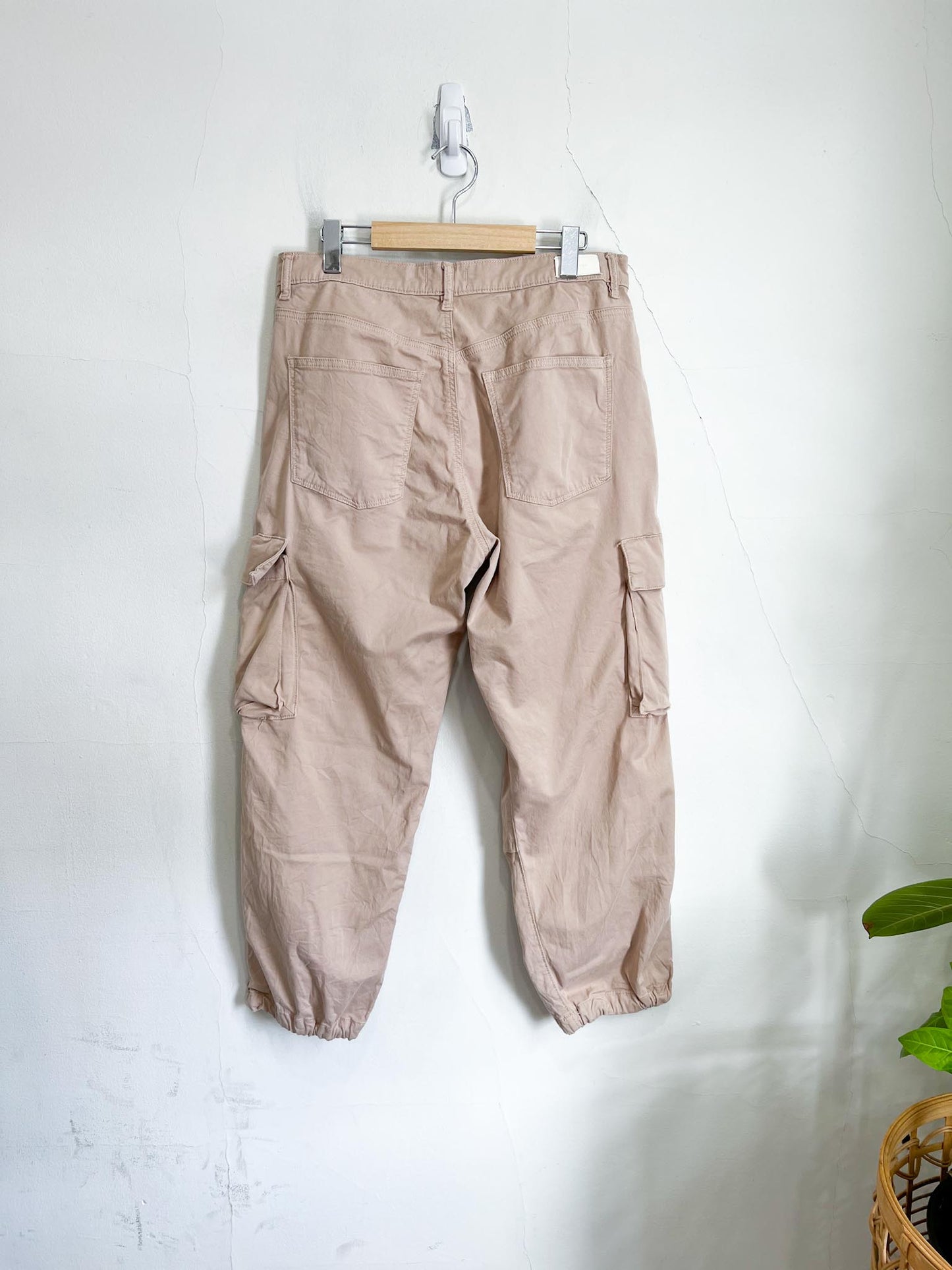 DL1961 "Gwen Cargo Pant in Soft Beige" (Size 29)