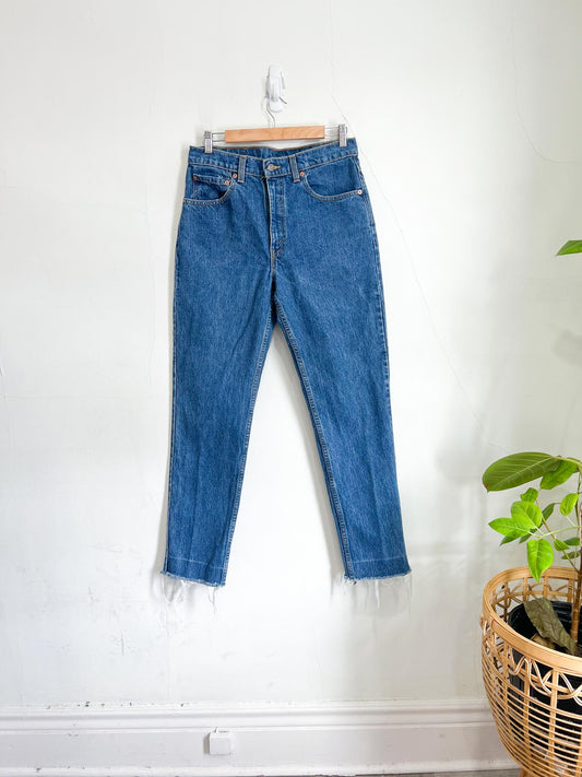 Vintage 512 Levi's High Waist Slim Fit Denim in Medium Wash (Size 30)