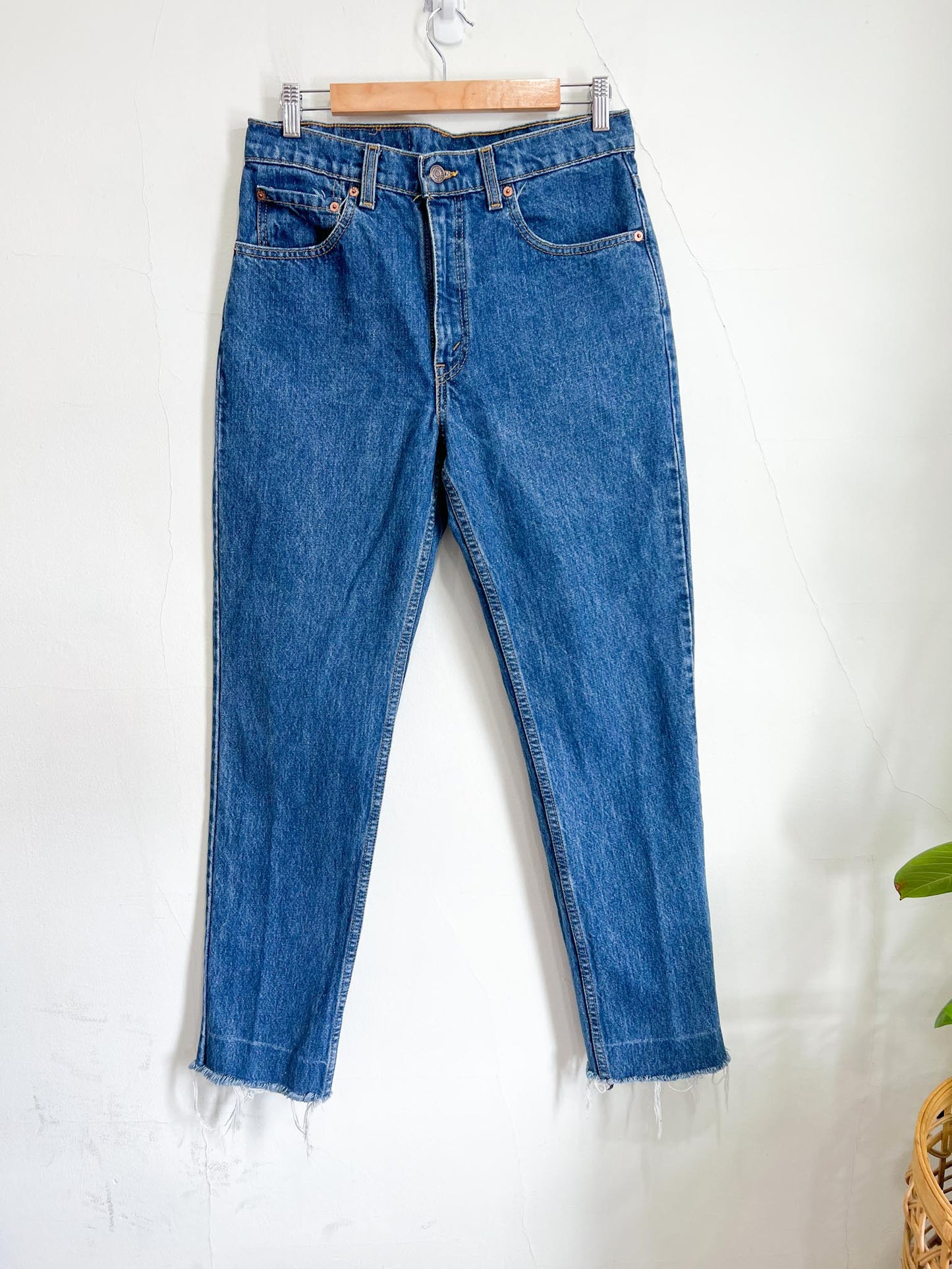 Vintage 512 Levi's High Waist Slim Fit Denim in Medium Wash (Size 30)