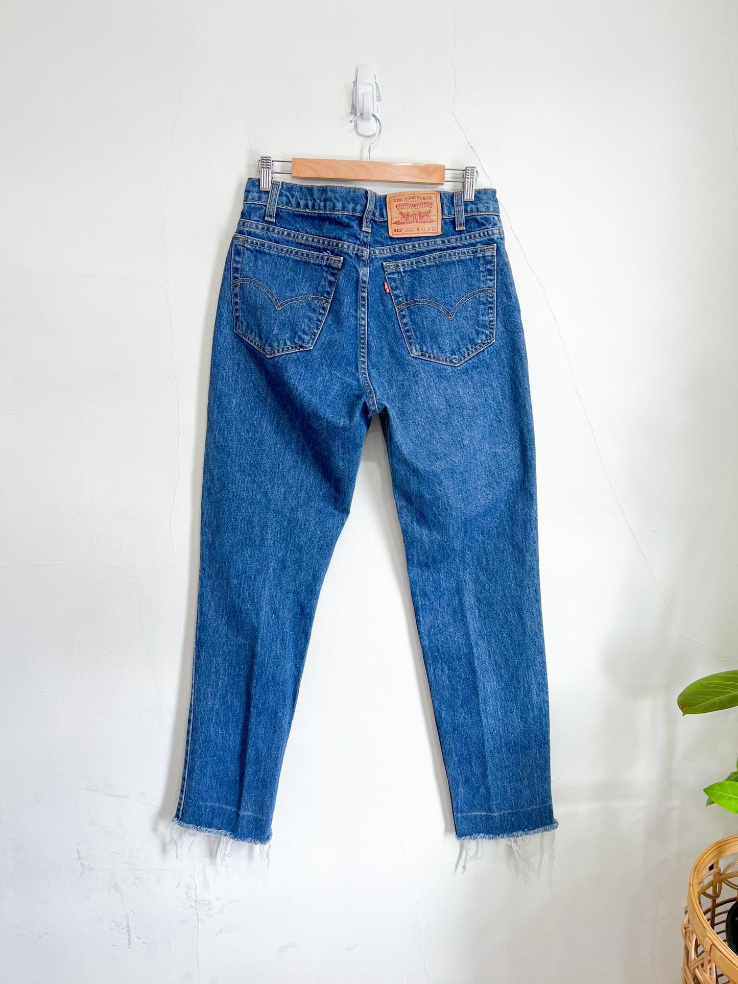 Vintage 512 Levi's High Waist Slim Fit Denim in Medium Wash (Size 30)