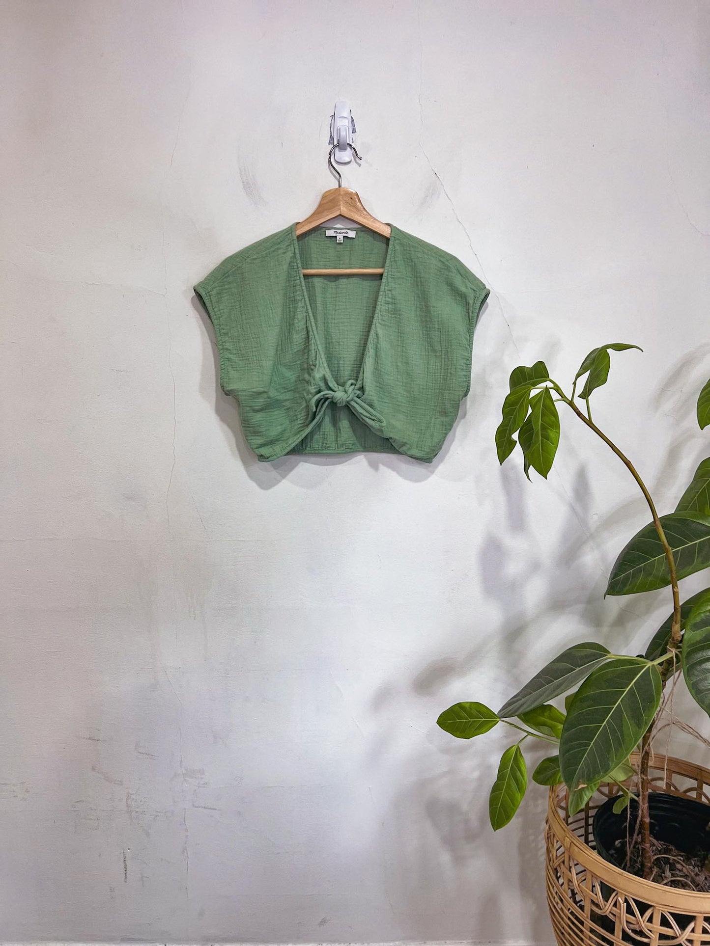 Madewell "Double-Gauze Tie-Front Cropped Top" in Green (Size S)