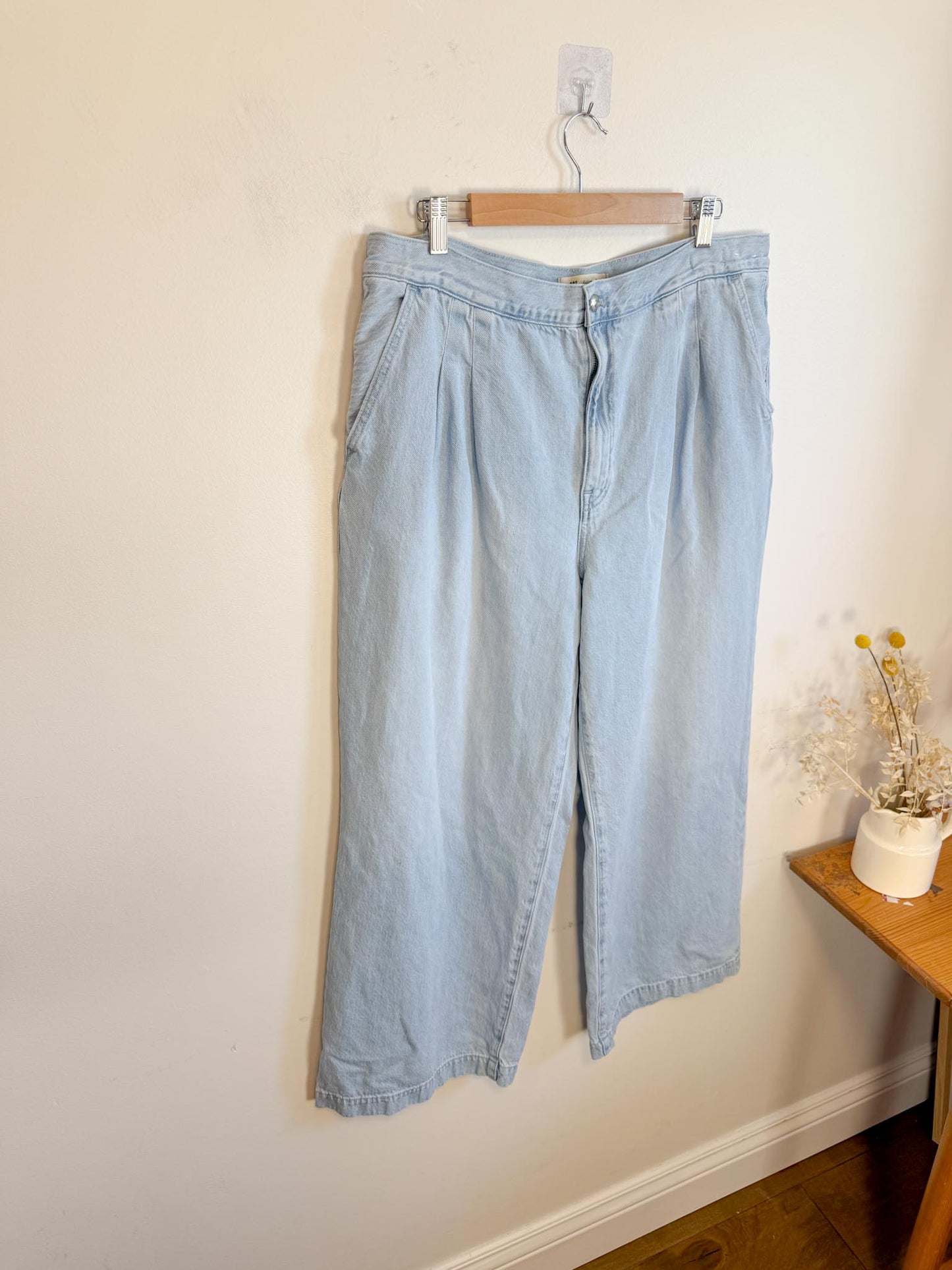 Madewell "The Harlow Wide-Leg Jean in Light Wash" (Size 32)