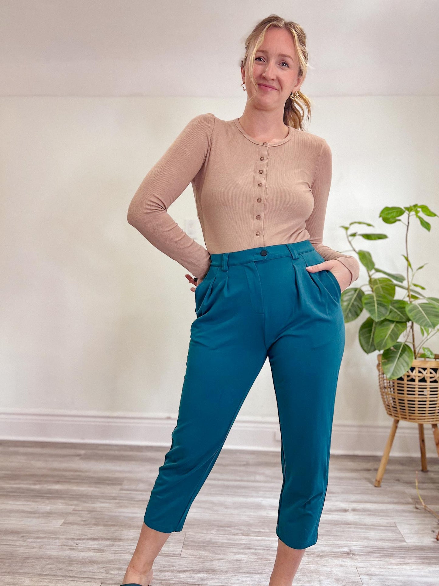 TITIKA "Lipton Laid Back Trouser" (Size L) in Teal