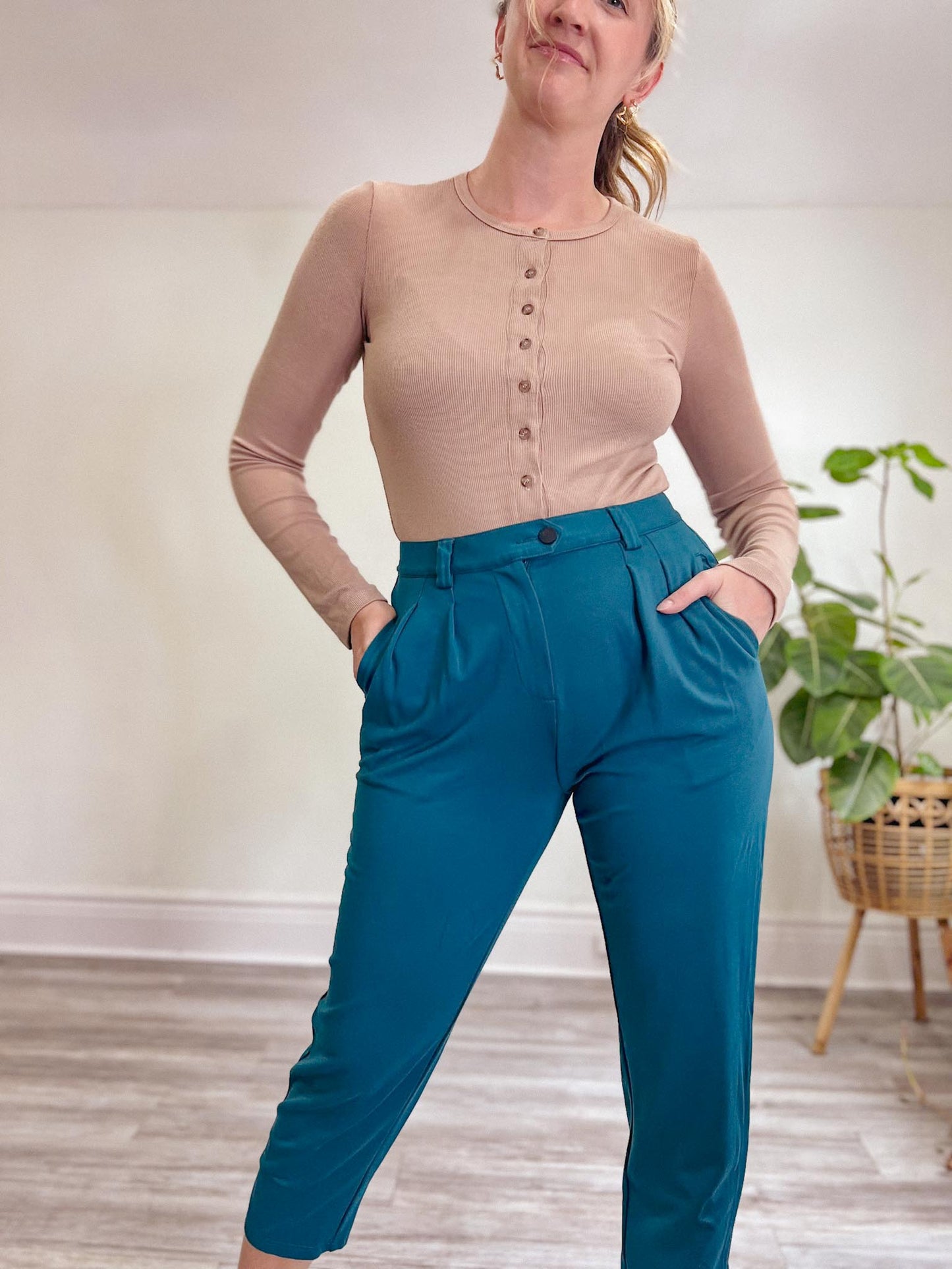 TITIKA "Lipton Laid Back Trouser" (Size L) in Teal