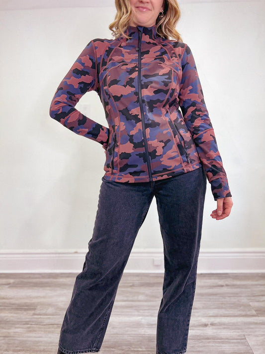 Lululemon "Define Hooded Jacket Nulu" in Purple/Pink Camo (Size 14)