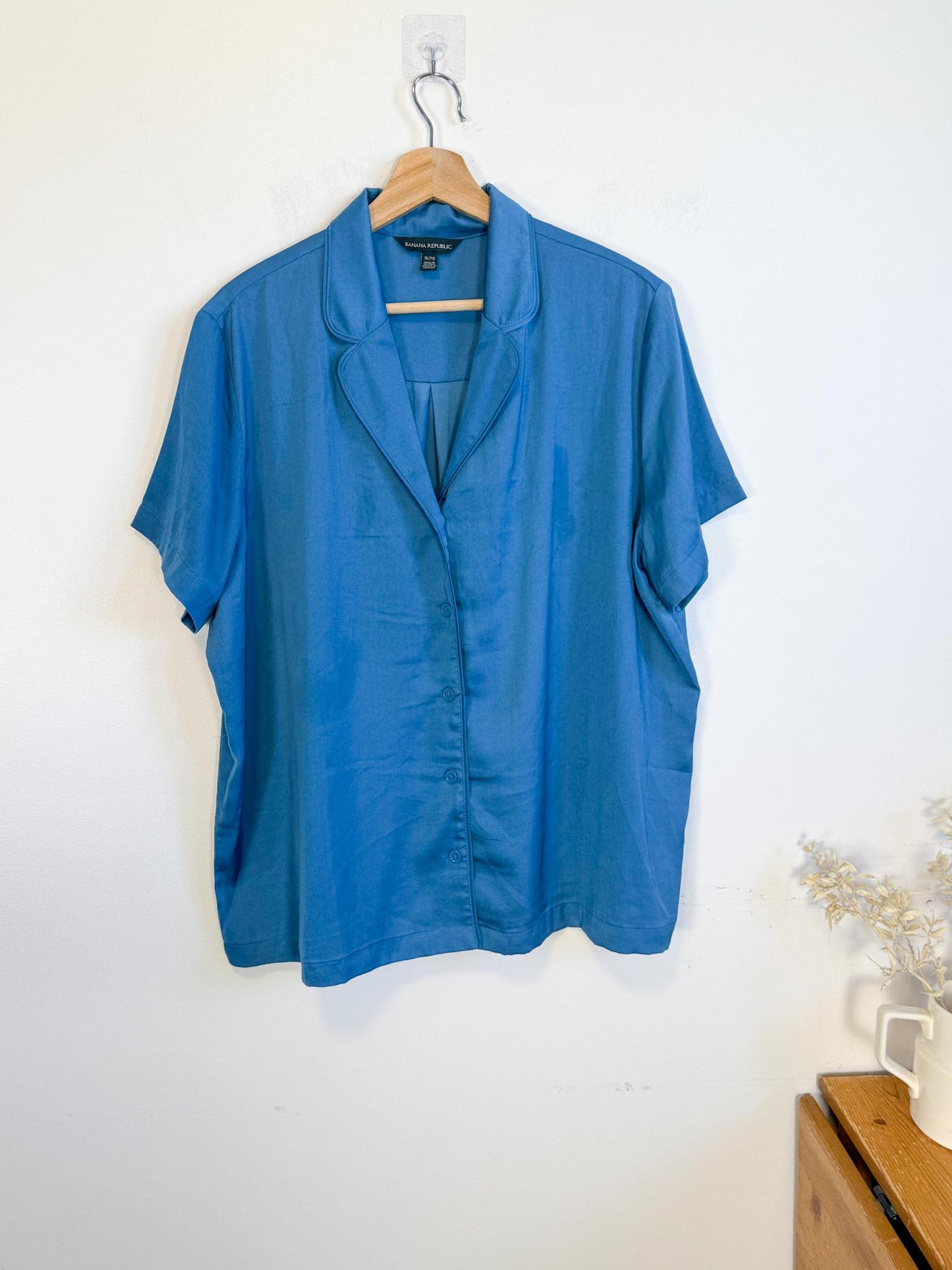 Banana Republic Satin Short Sleeve Top in Blue (Size XL)