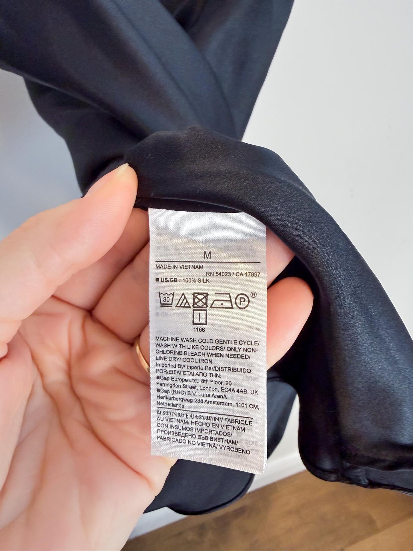Banana Republic Silk Camisole in Black (Size M)