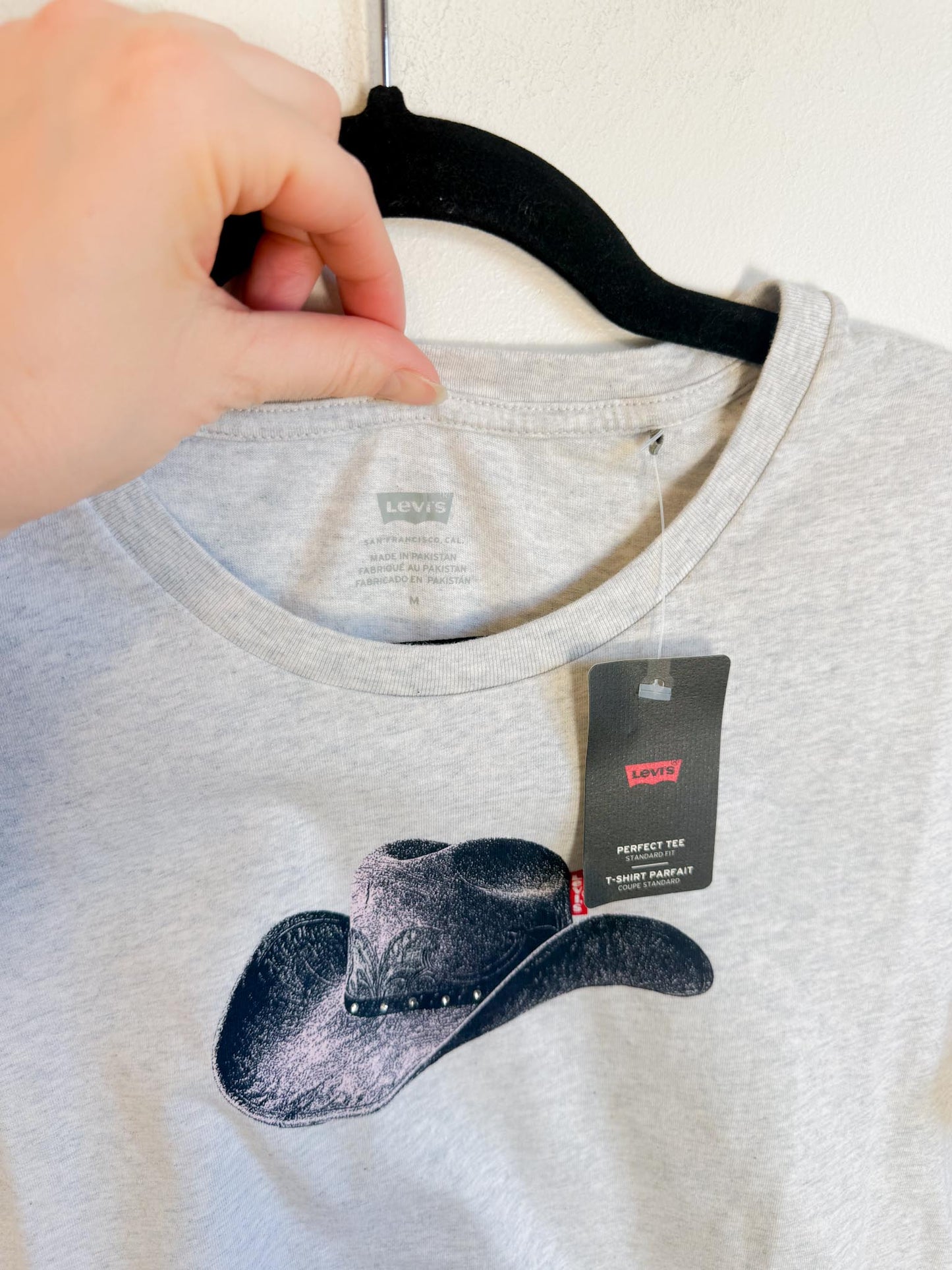 Levi’s Cowboy Cropped T-Shirt in Grey NWT (Size M)