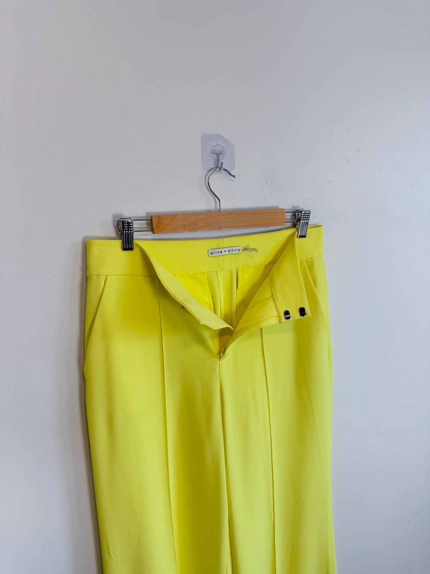 Alice + Olivia "Paulette High Rise Neon Pant in Yellow" (Size 8)