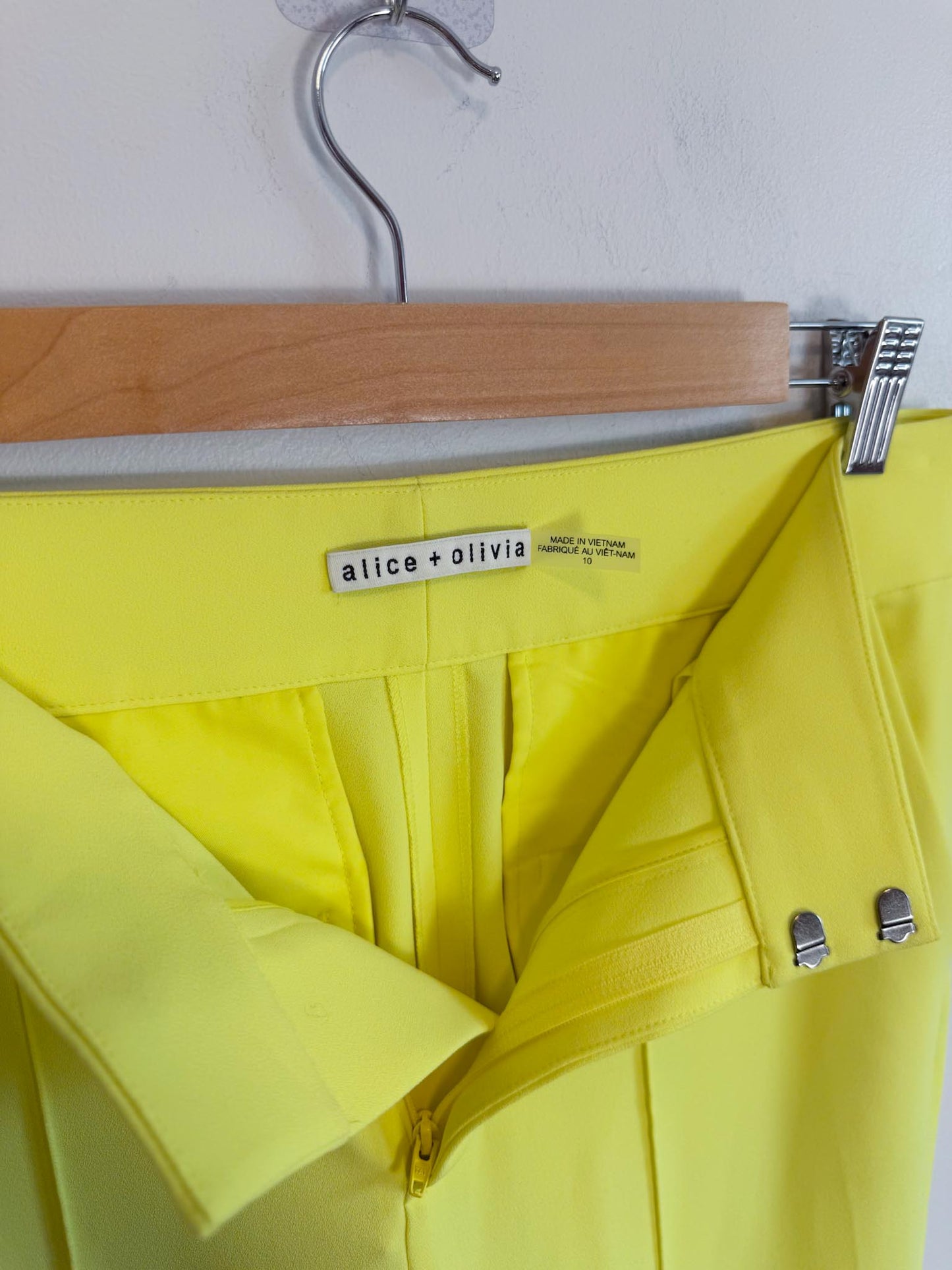 Alice + Olivia "Paulette High Rise Neon Pant in Yellow" (Size 8)