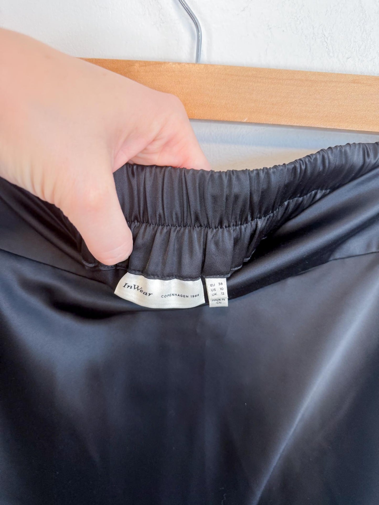 InWear Satin "ZilkyIW Midi Skirt" in Black (Size 10)