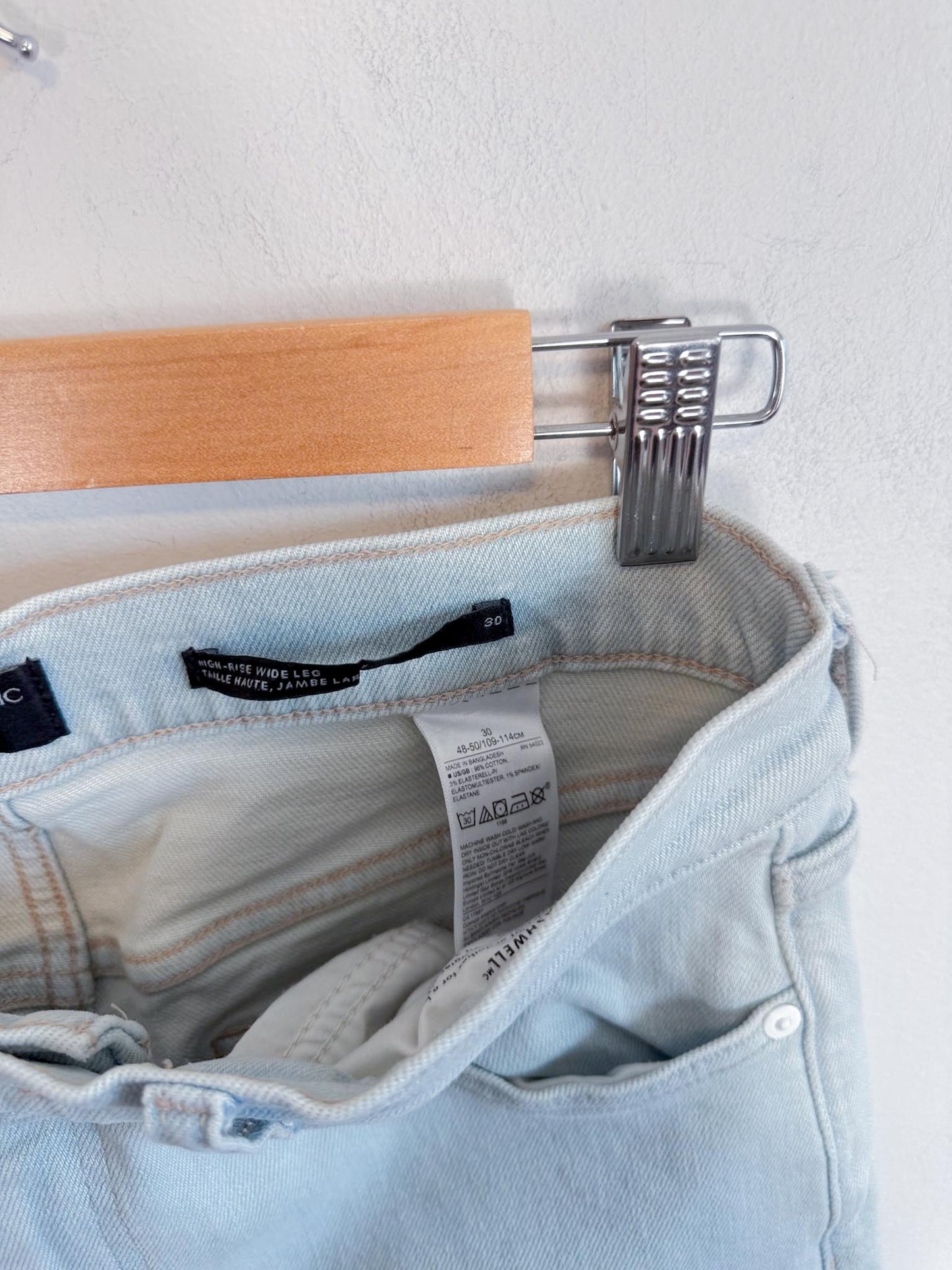 Banana Republic "High Rise Wide Leg Jeans in Light Wash" SOLD AS IS (Size 30)