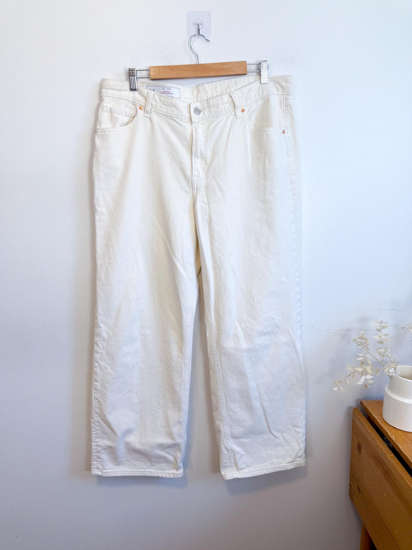 Gap "Low Stride Jeans in White" (Size 32)