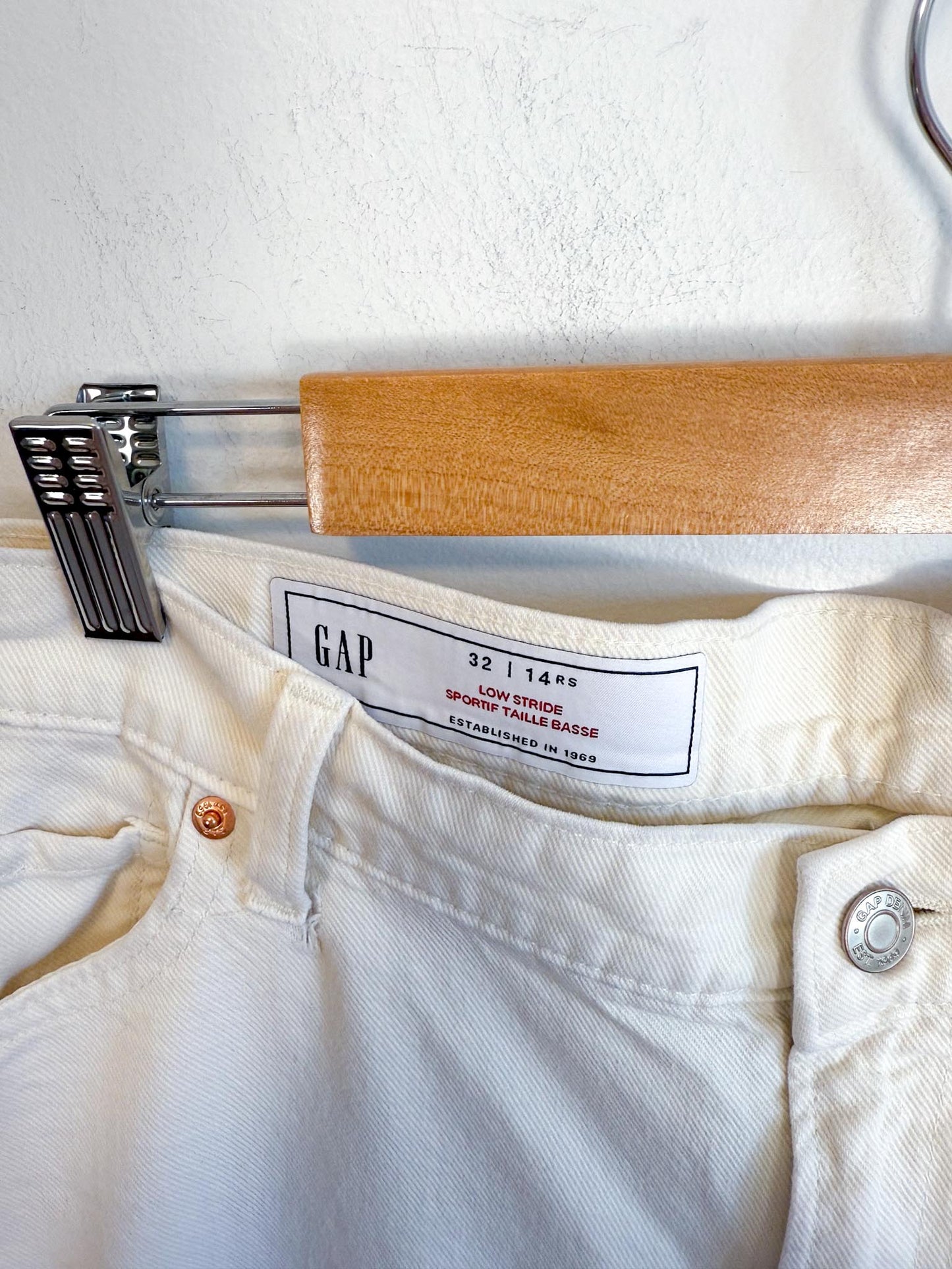 Gap "Low Stride Jeans in White" (Size 32)