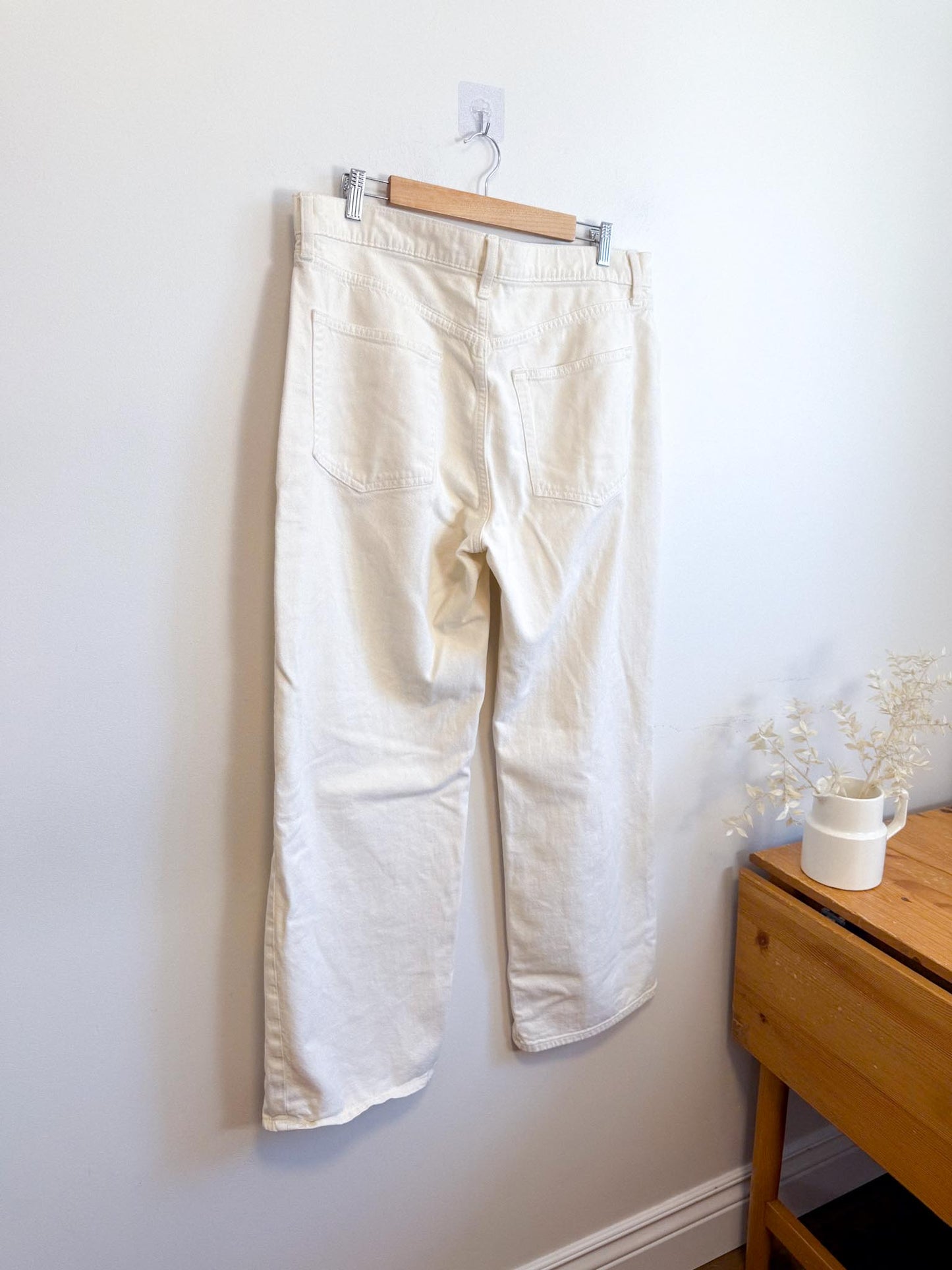 Gap "Low Stride Jeans in White" (Size 32)