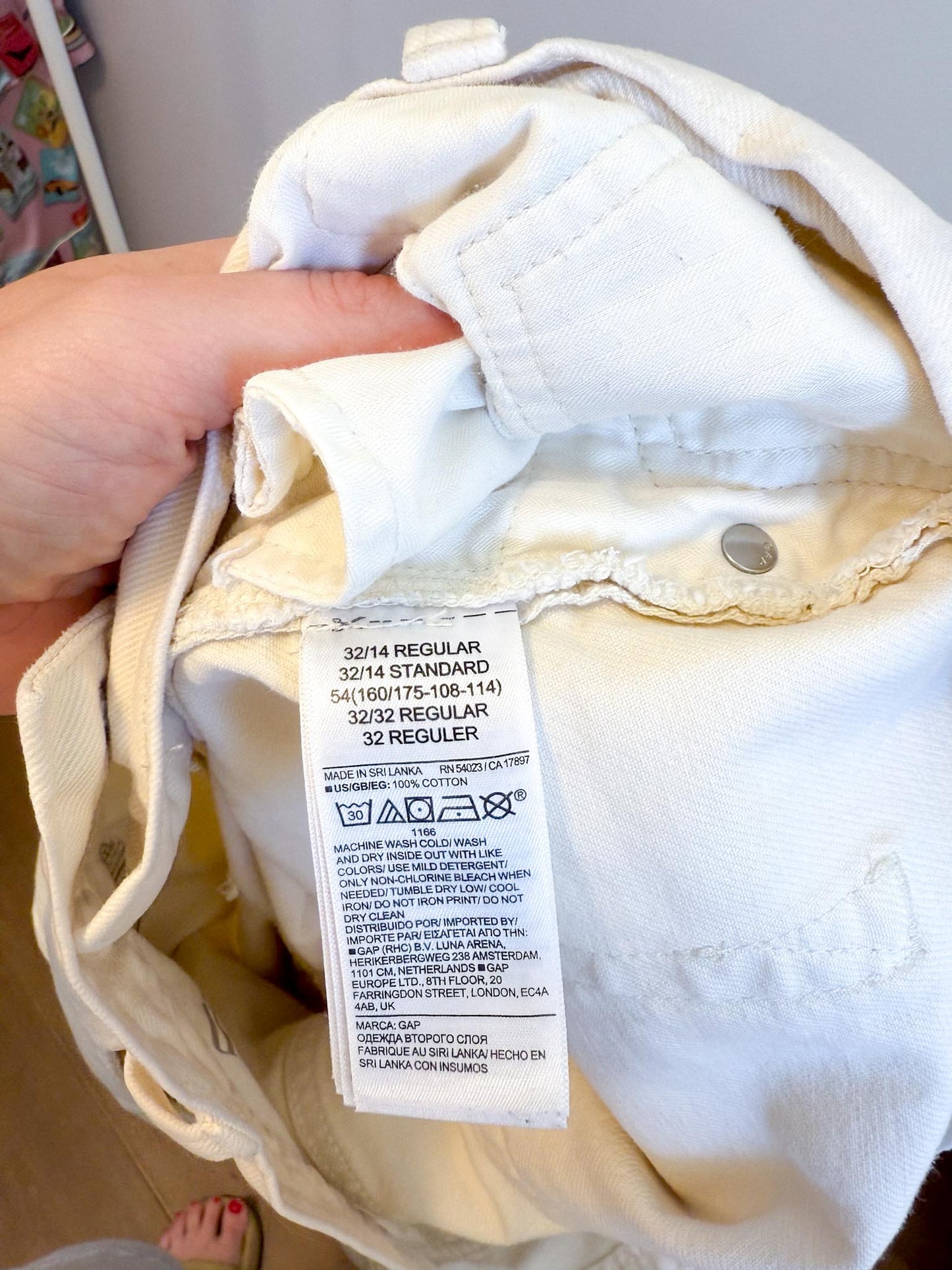 Gap "Low Stride Jeans in White" (Size 32)