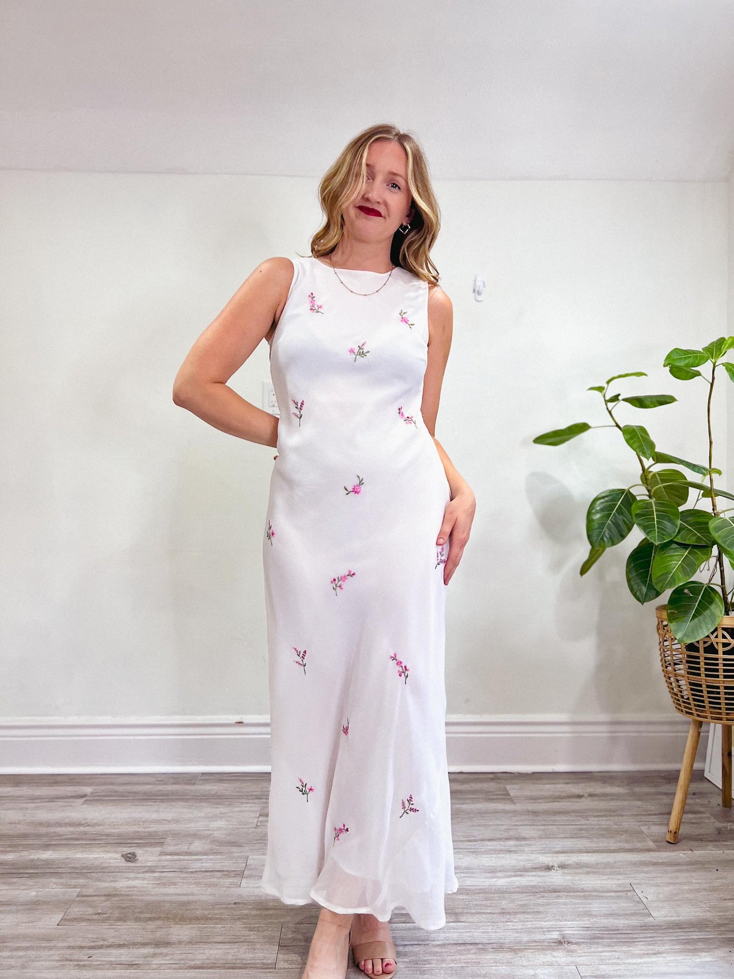 Vintage Floral Embroidered Maxi Dress in White (Size L)