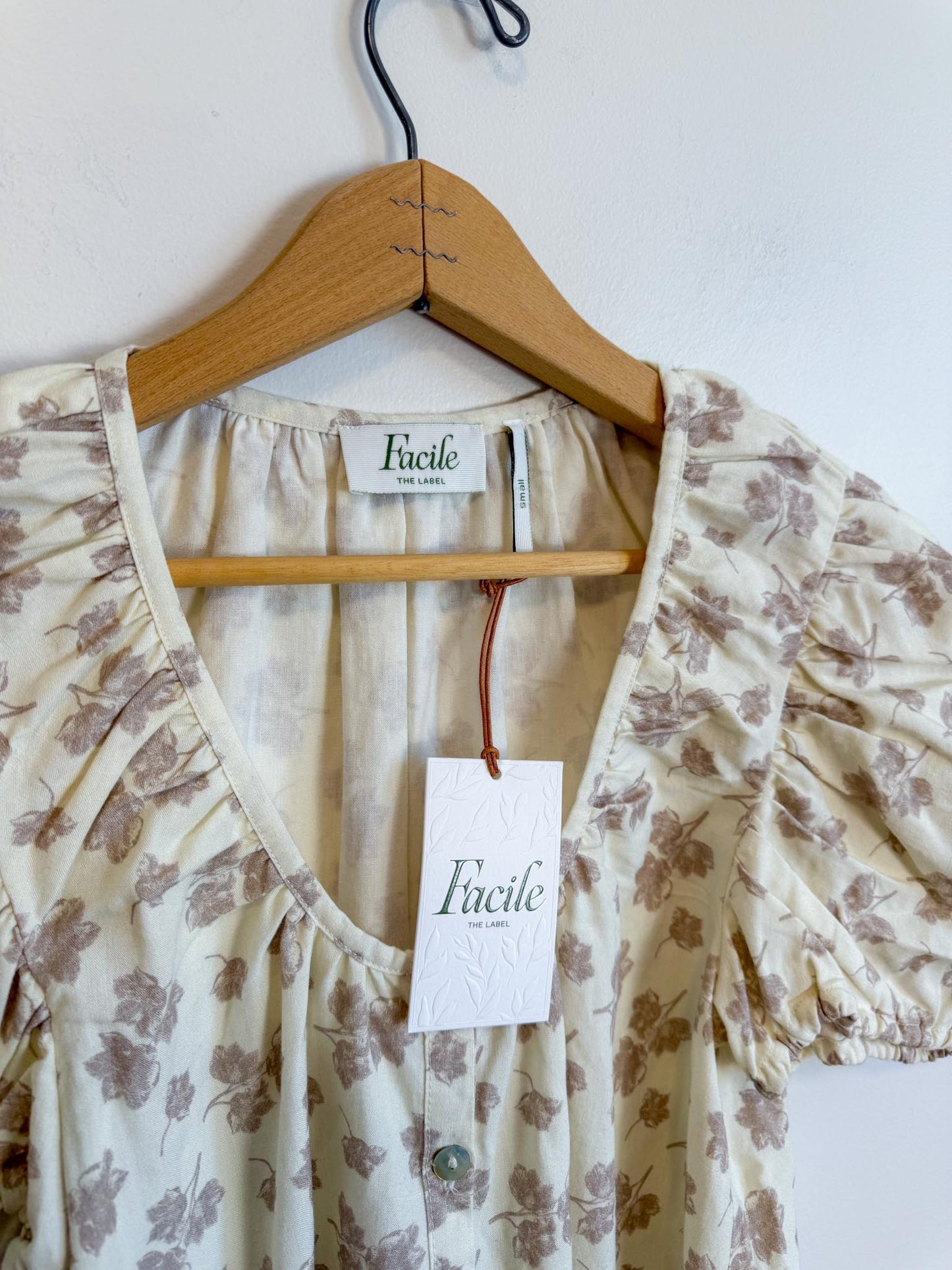 Facile the Label "Sienna Linen Blouse in Almond Flower" NWT (Size S)
