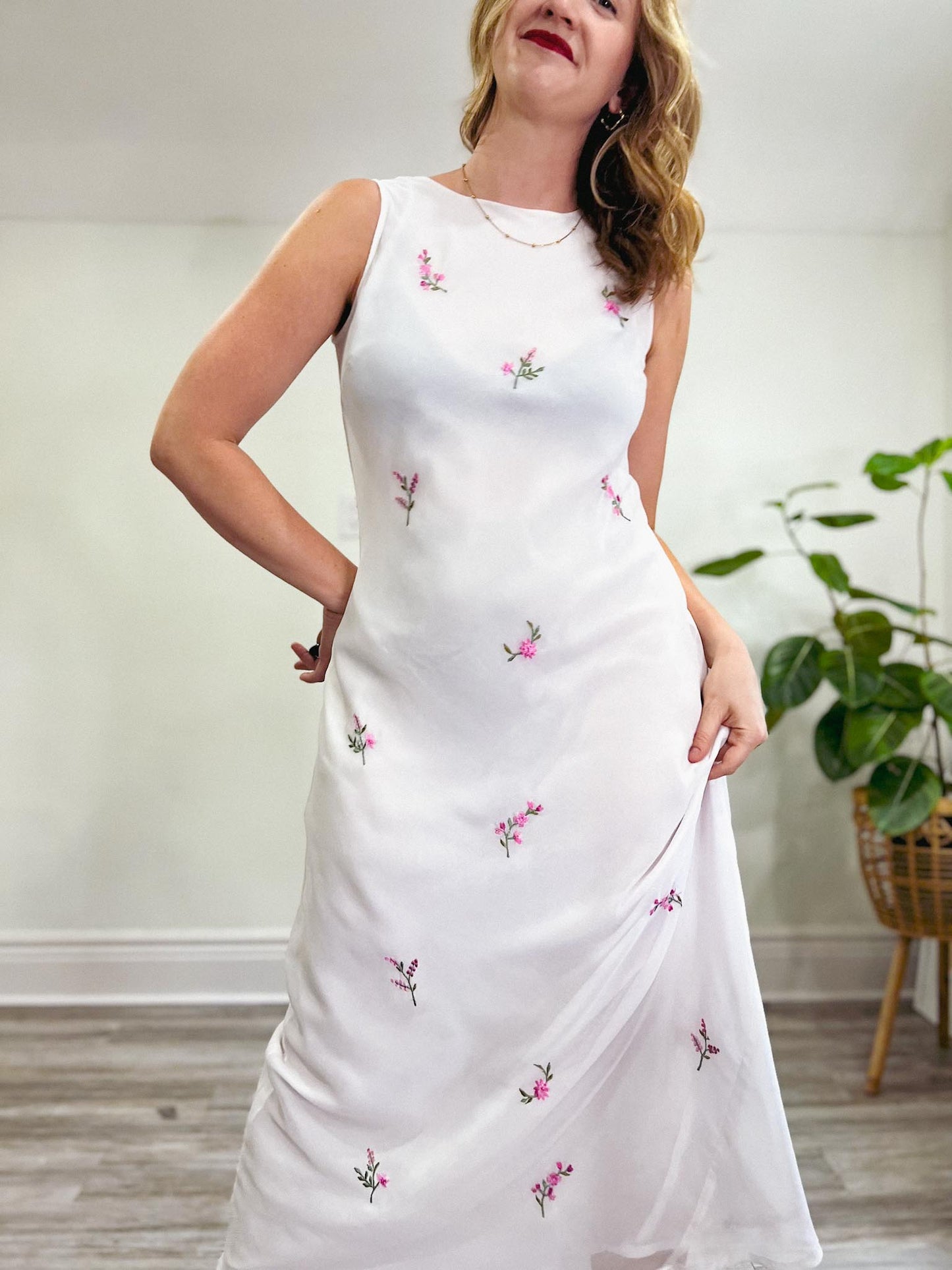 Vintage Floral Embroidered Maxi Dress in White (Size L)