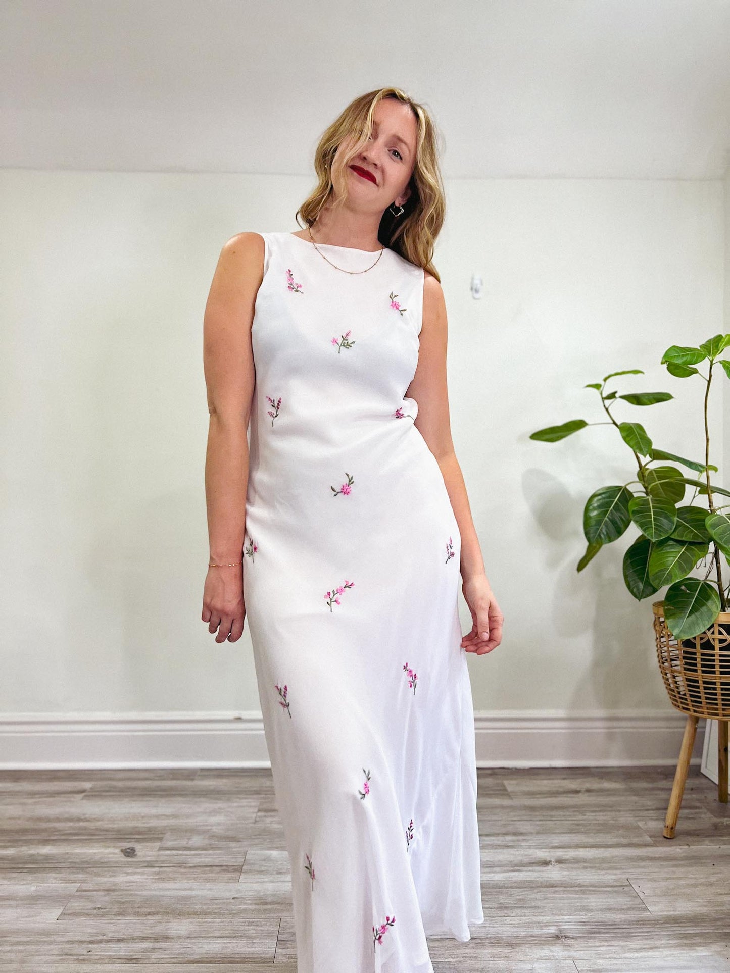 Vintage Floral Embroidered Maxi Dress in White (Size L)