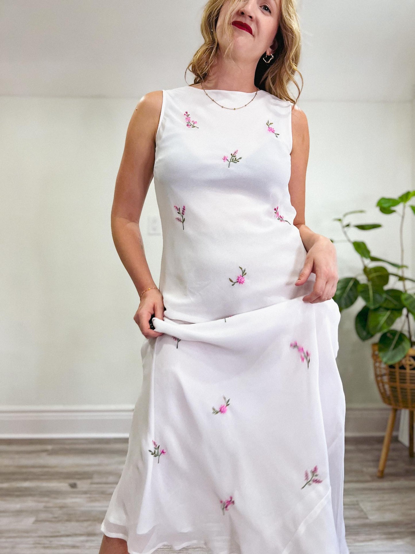 Vintage Floral Embroidered Maxi Dress in White (Size L)