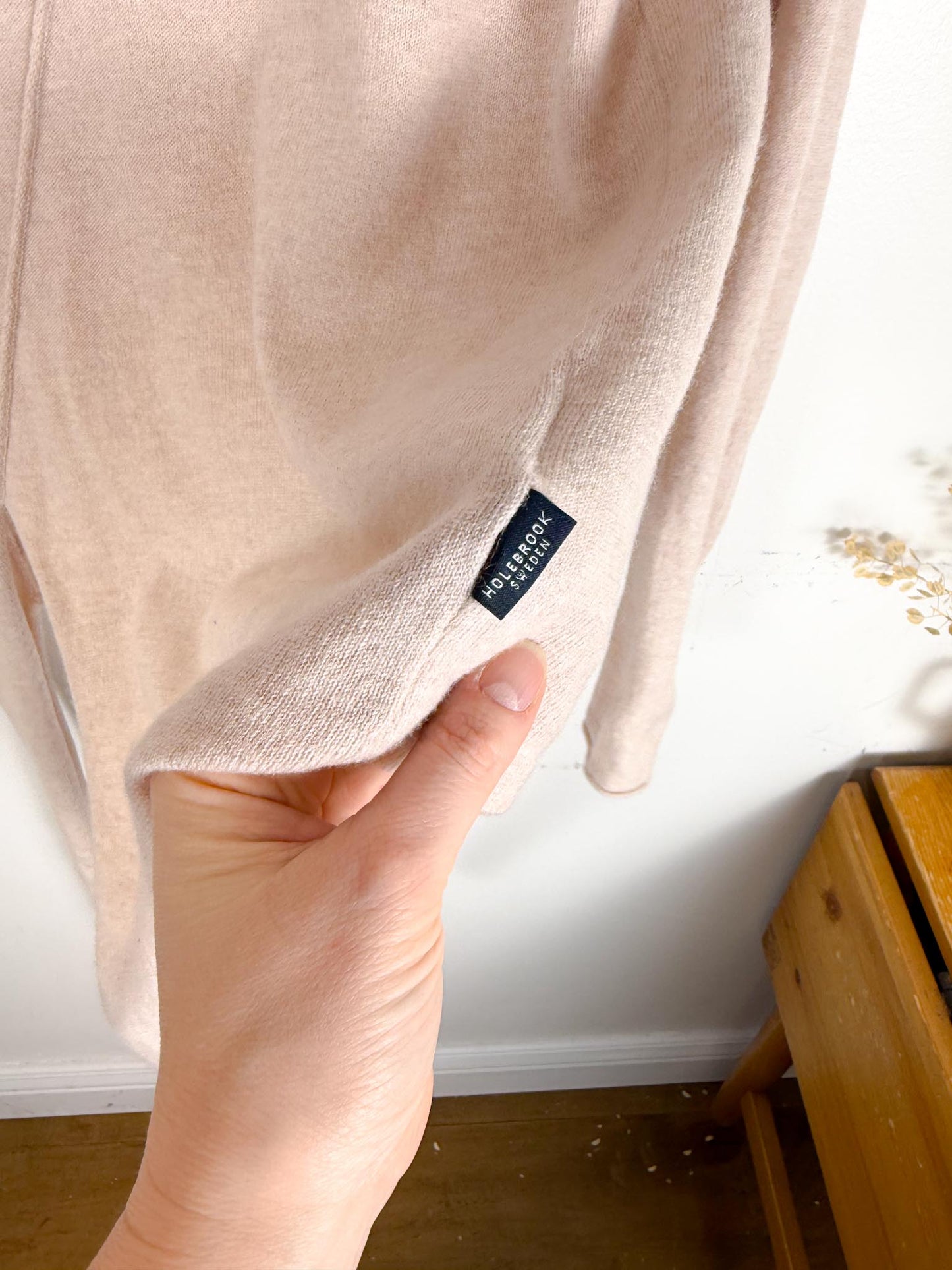 HOLEBROOK SWEDEN Sustainable Merino Wool Sweater in Oyster (Size M)