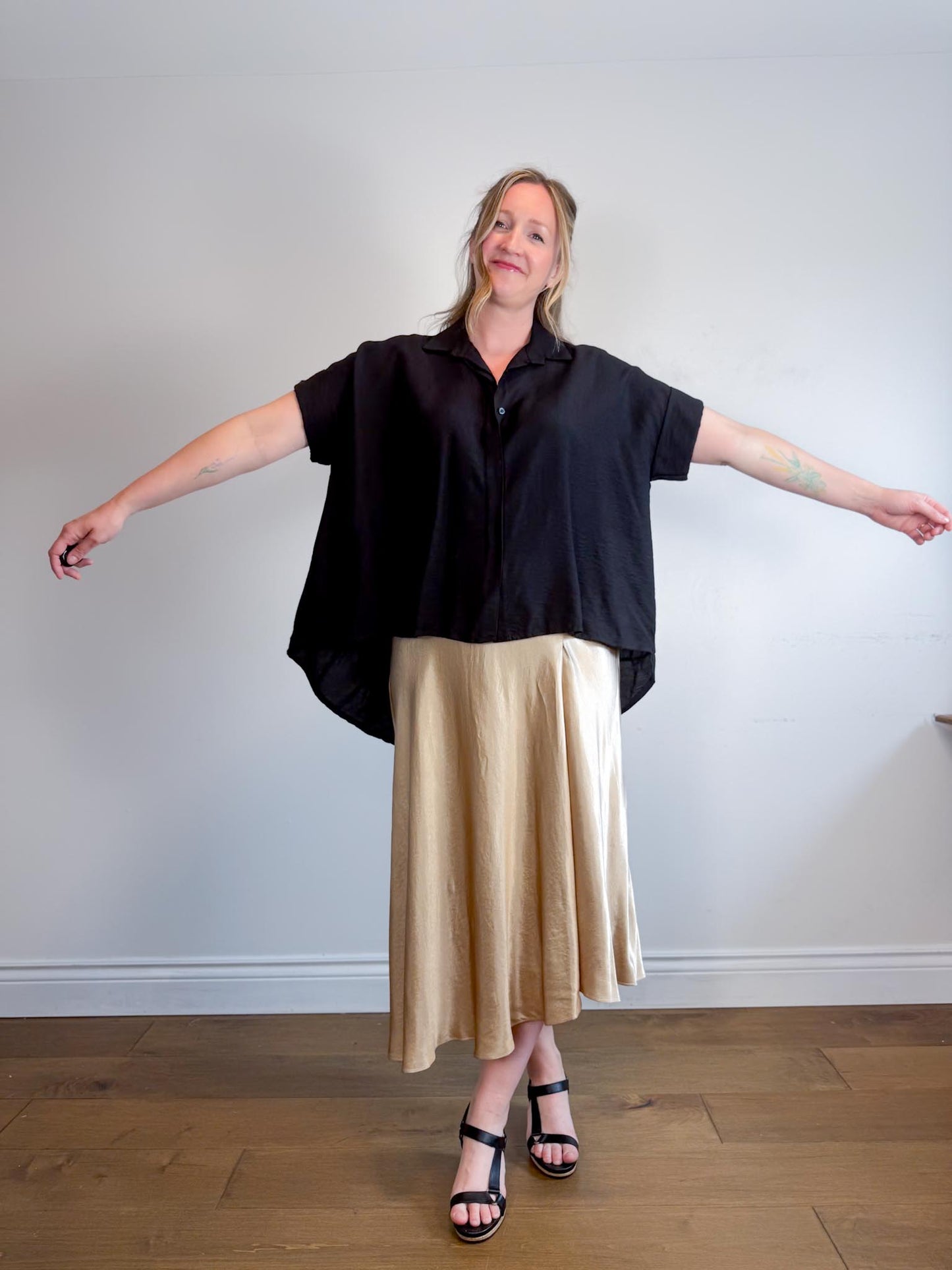 Vanis Long Short Sleeve Blouse in Black (Size L)