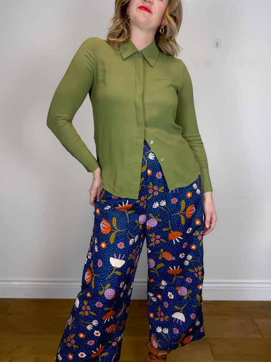 Numi Canadian "The Simone Button-Up Silk Blouse in Green" (Size M)
