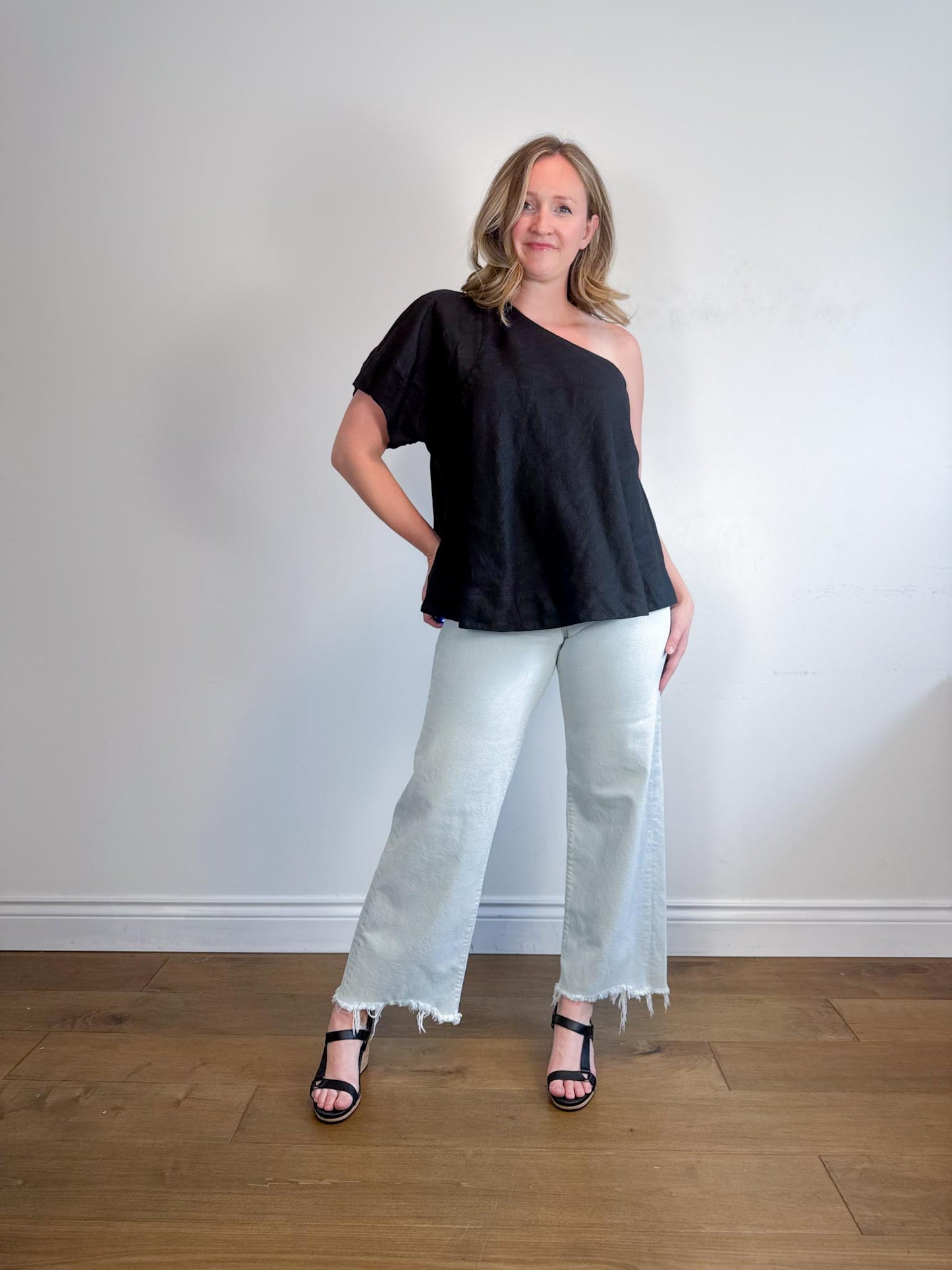 Banana Republic "High Rise Wide Leg Jeans in Light Wash" SOLD AS IS (Size 30)