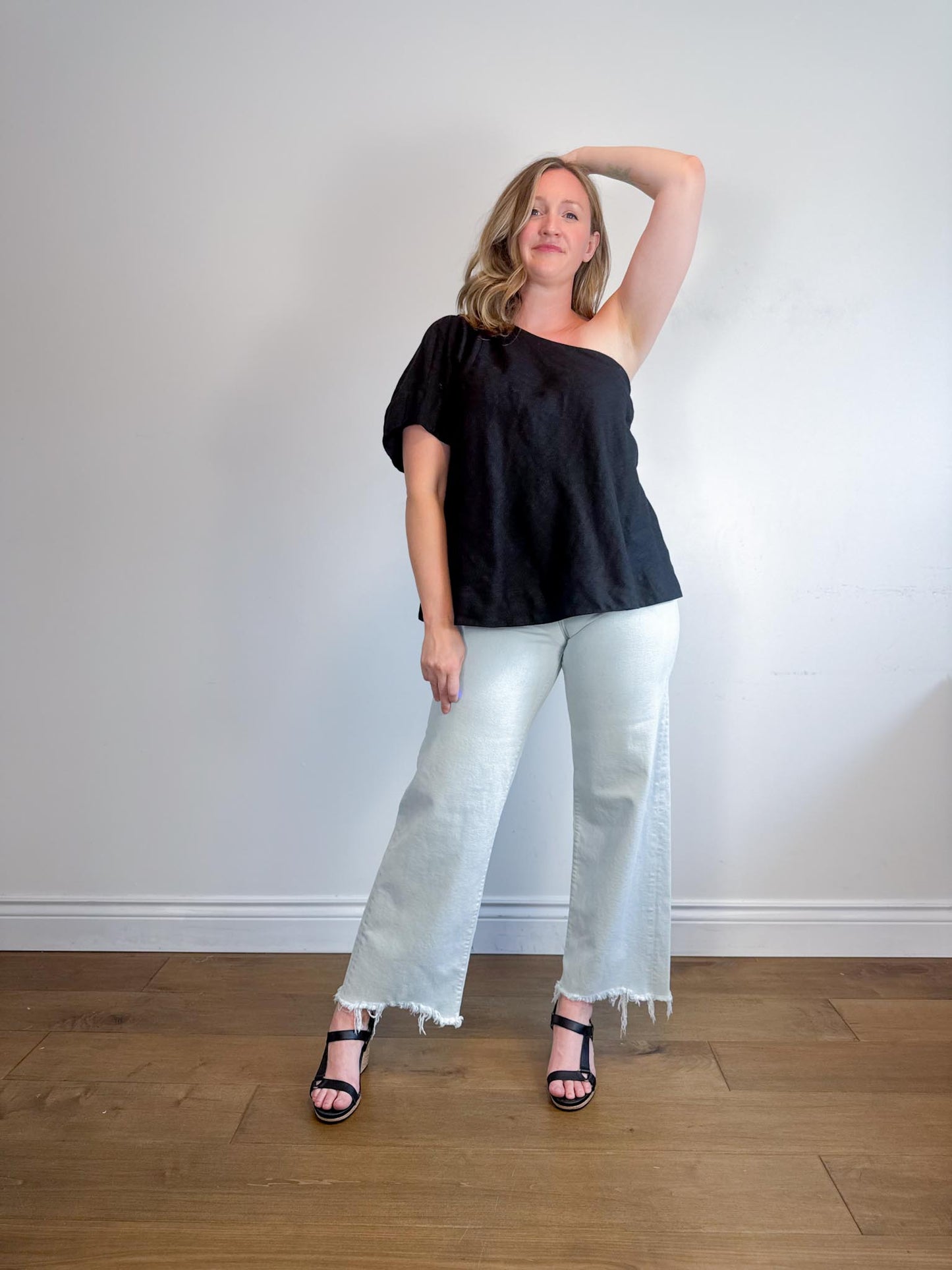 Banana Republic "High Rise Wide Leg Jeans in Light Wash" SOLD AS IS (Size 30)