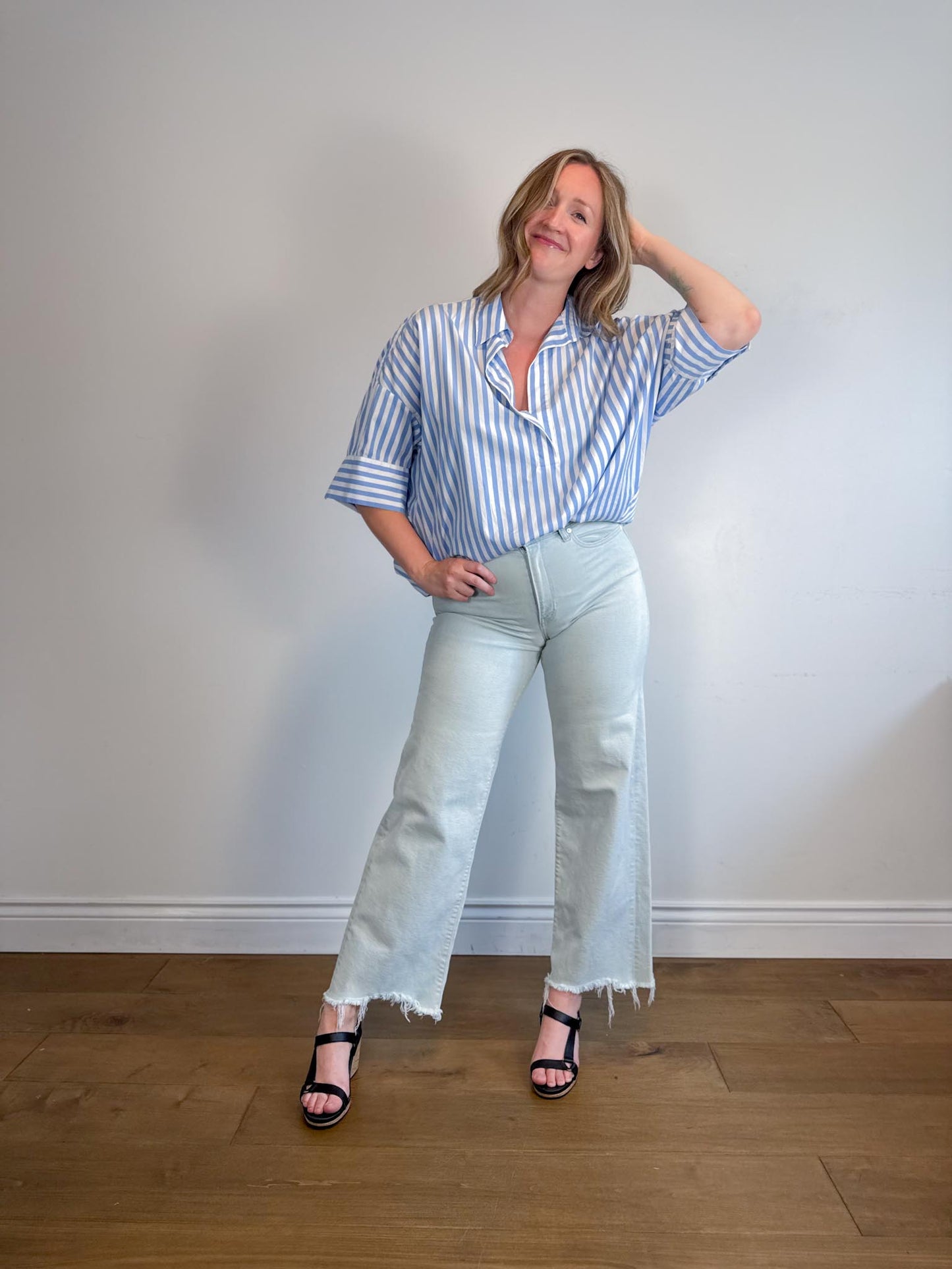 Banana Republic "High Rise Wide Leg Jeans in Light Wash" SOLD AS IS (Size 30)