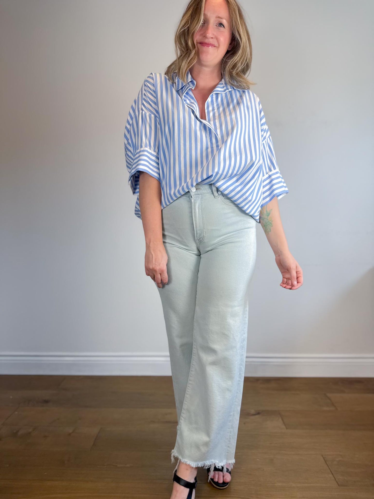 Banana Republic "High Rise Wide Leg Jeans in Light Wash" SOLD AS IS (Size 30)