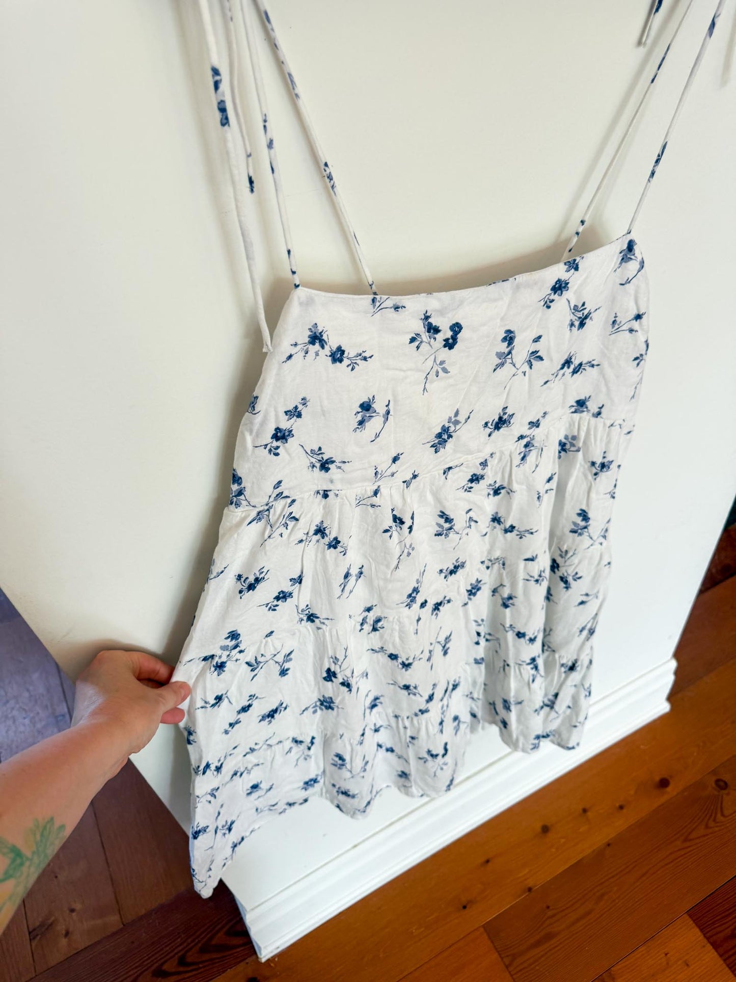 Abercrombie & Fitch Tiered Linen Mini Dress in Blue/White Floral (Size L)