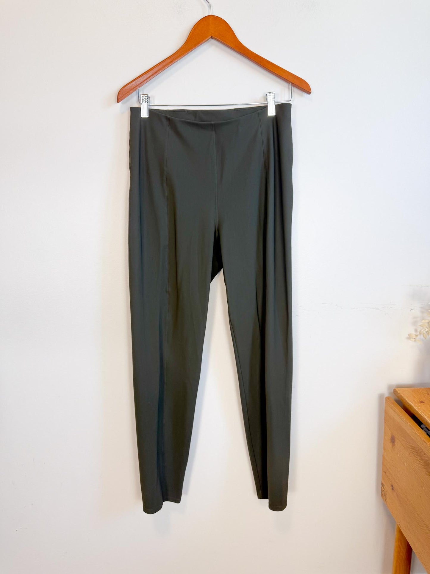 Lululemon Tights in Dark Green (Size 10)